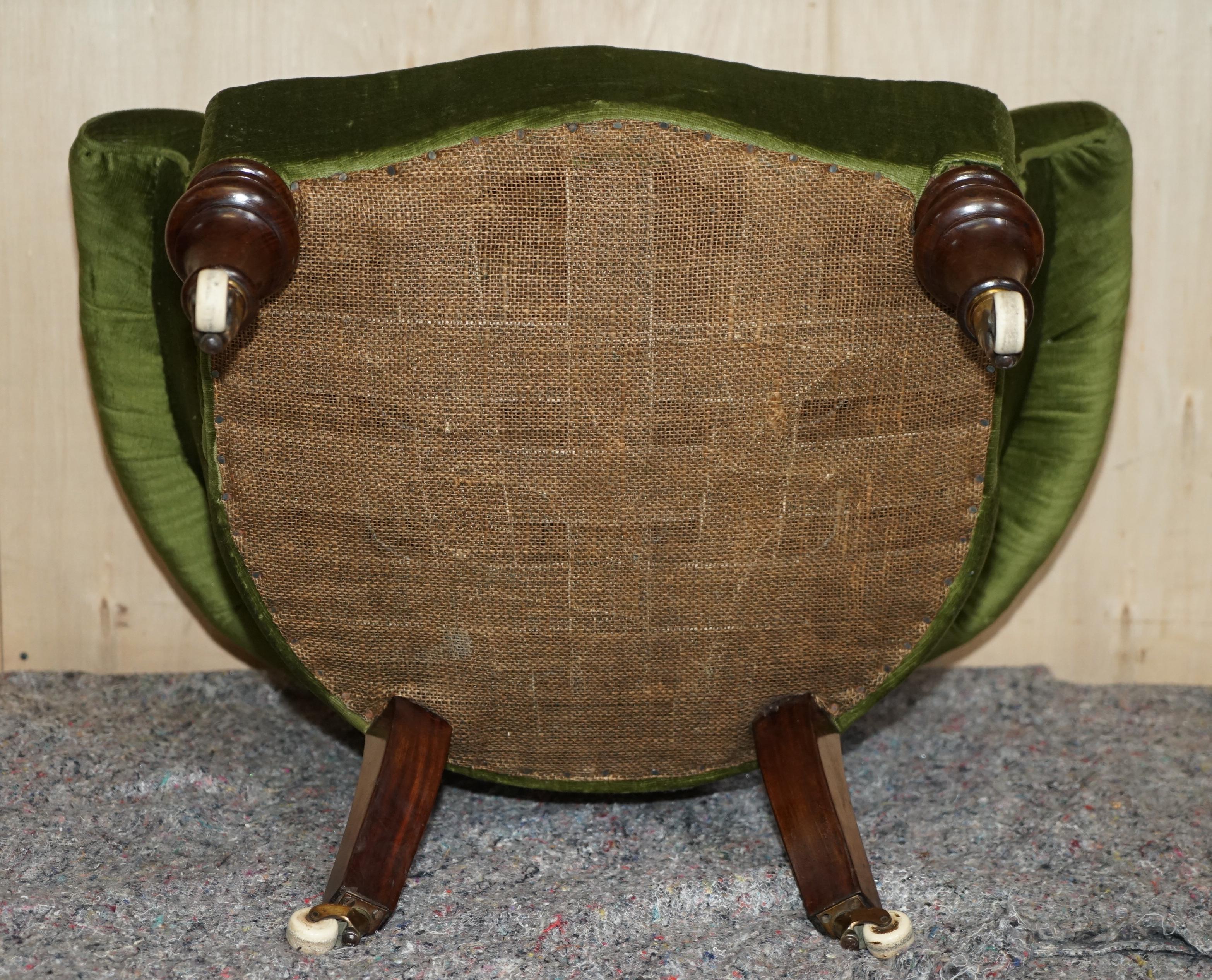 Original Regency 1810-20 Chesterfield Walnut Framed Green Library Tub Armchair For Sale 10