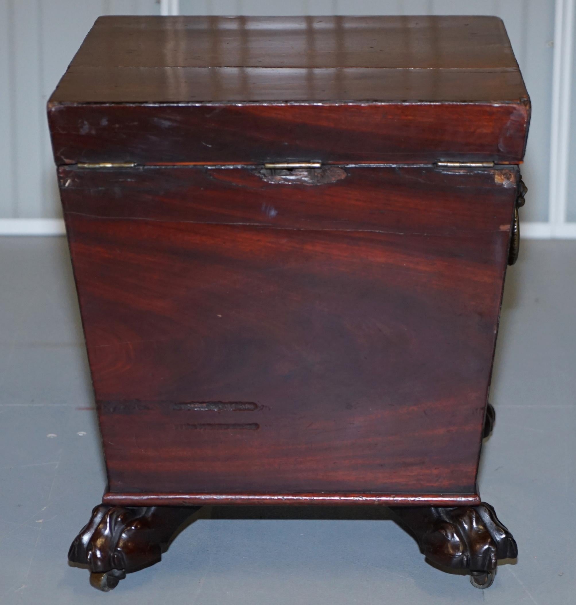 Rafraîchisseur à vin original Regency circa 1815 en bois dur Lion Poignées en laiton Pieds de patte en vente 5