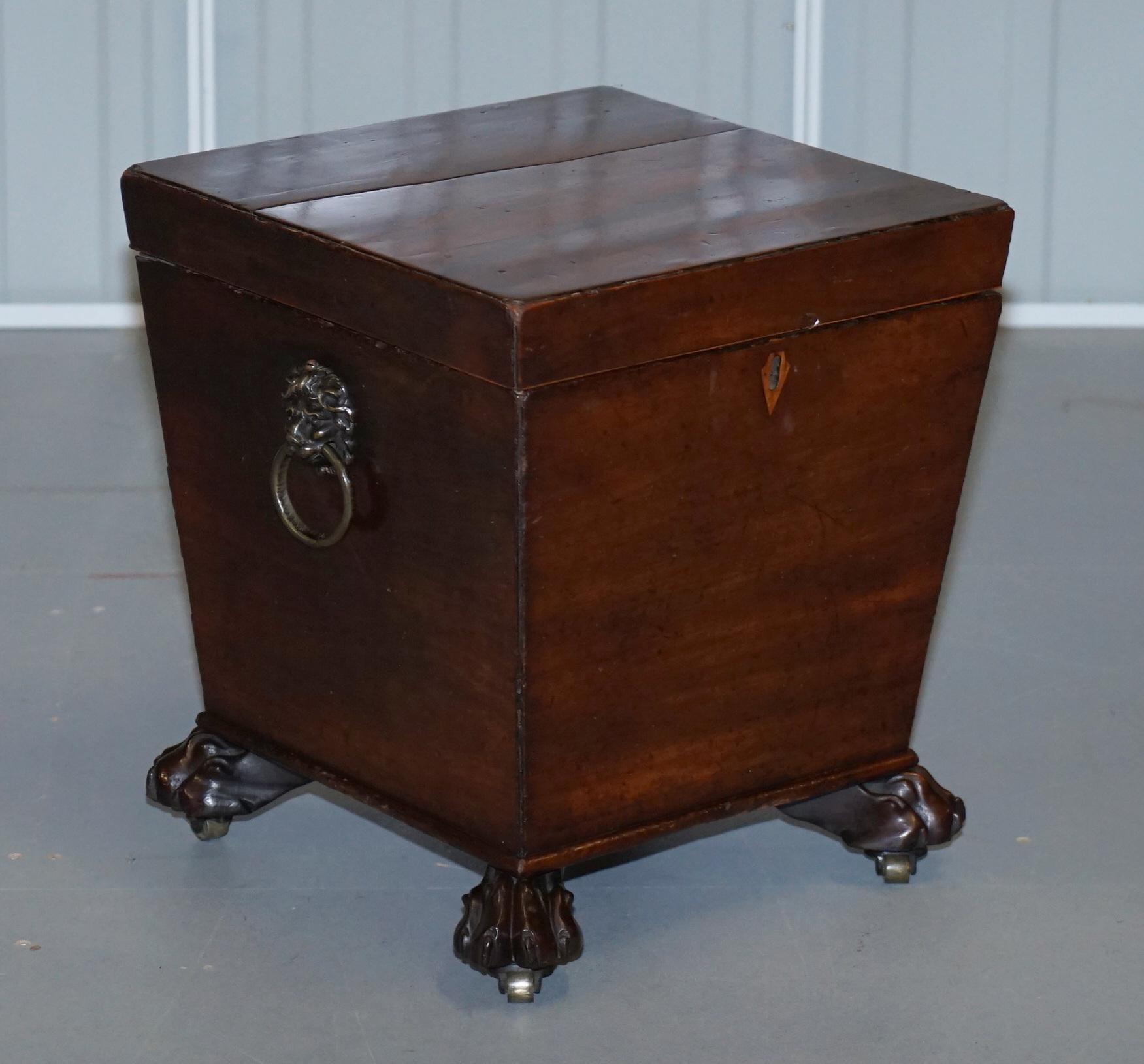 Estamos encantados de poner a la venta este excepcionalmente raro enfriador de vino de caoba maciza con patas peludas de León

Una pieza muy bonita, bien hecha y totalmente original. Tiene todos los accesorios de época de la Regencia, tiradores de