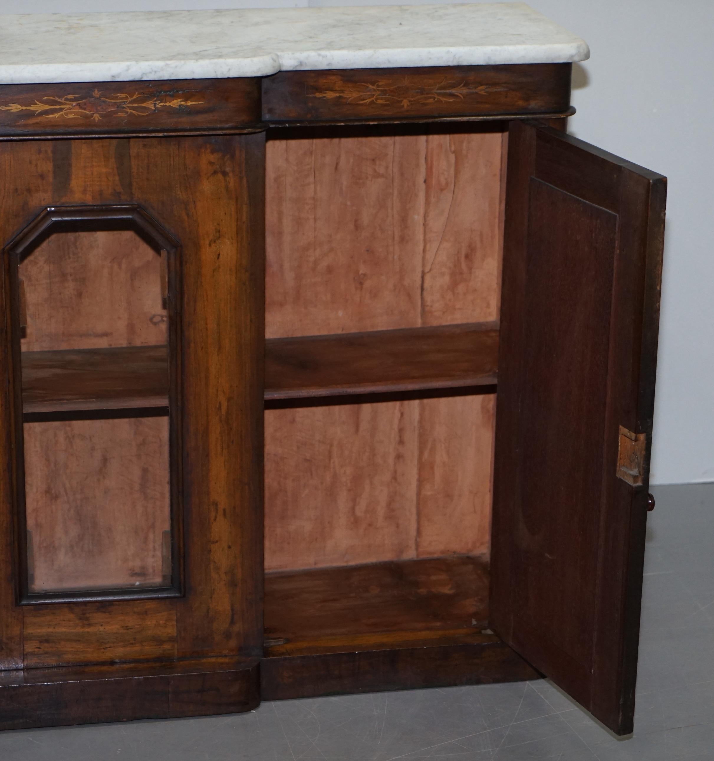 Credenza Credenza originale in noce e marmo Credenza con ante a specchio in vendita 12