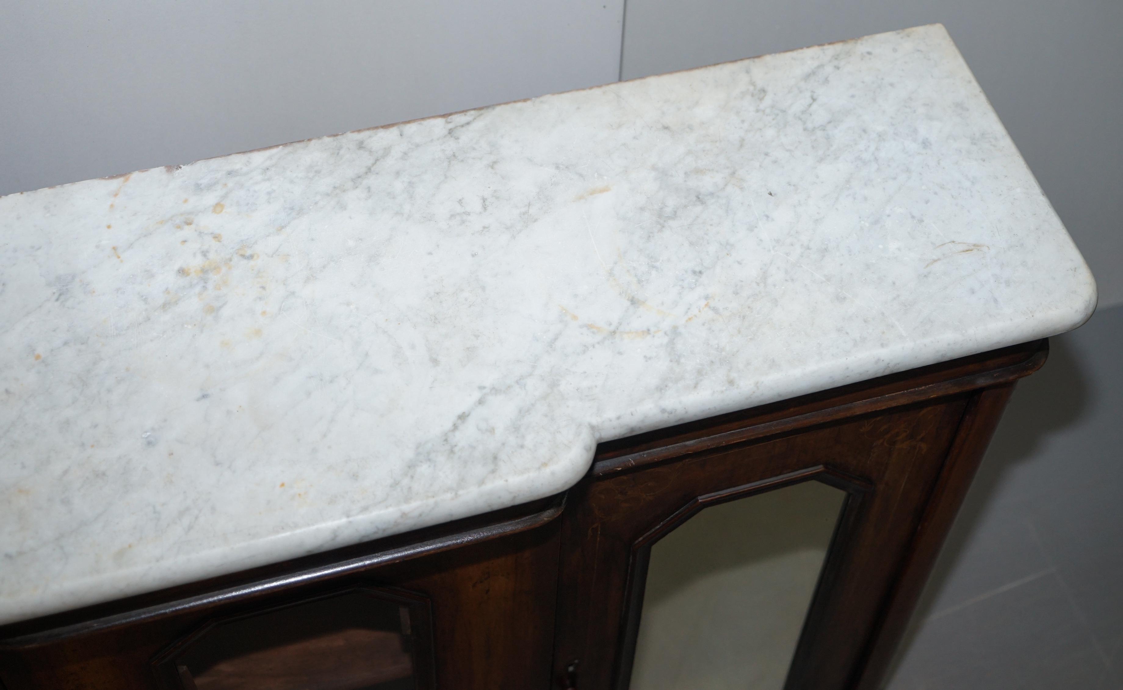 Fatto a mano Credenza Credenza originale in noce e marmo Credenza con ante a specchio in vendita