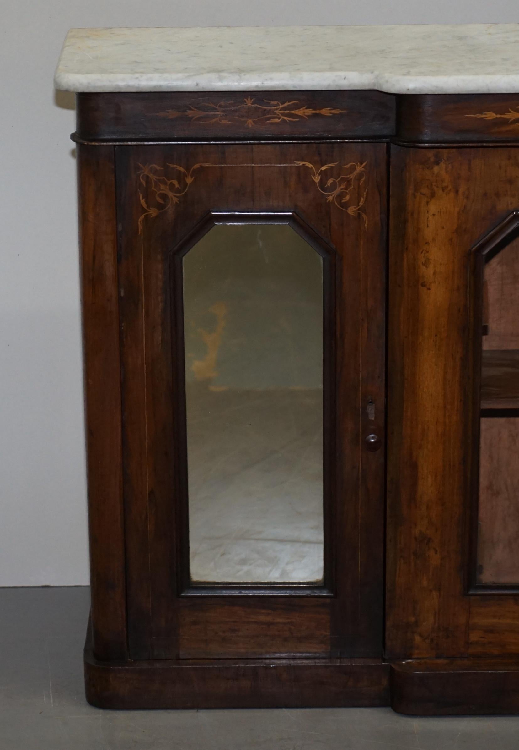 Miroir Crédence d'origine Regency en noyer et marbre avec portes en miroir en vente