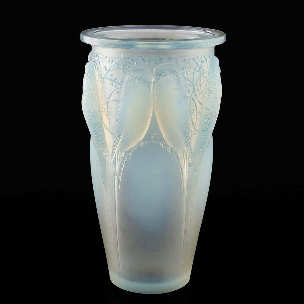 Original Rene Lalique 'Ceylan' Blue Opalescent Glass Vase Circa 1930 In Fair Condition In Forest Row, East Sussex