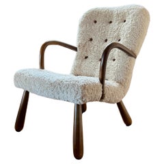 Chaise danoise Clam restaurée d'origine par Arnold Madsen en peau de mouton naturelle