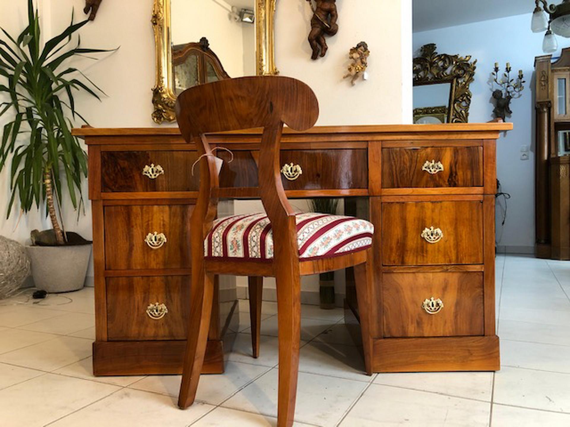 This is a beautiful, recently restored desk from the time of the late Biedermeier which can be placed everywhere in the room. This secretary is an eyecatcher in your office, with seven well working drawers, as well as a very pretty burl veneer grain