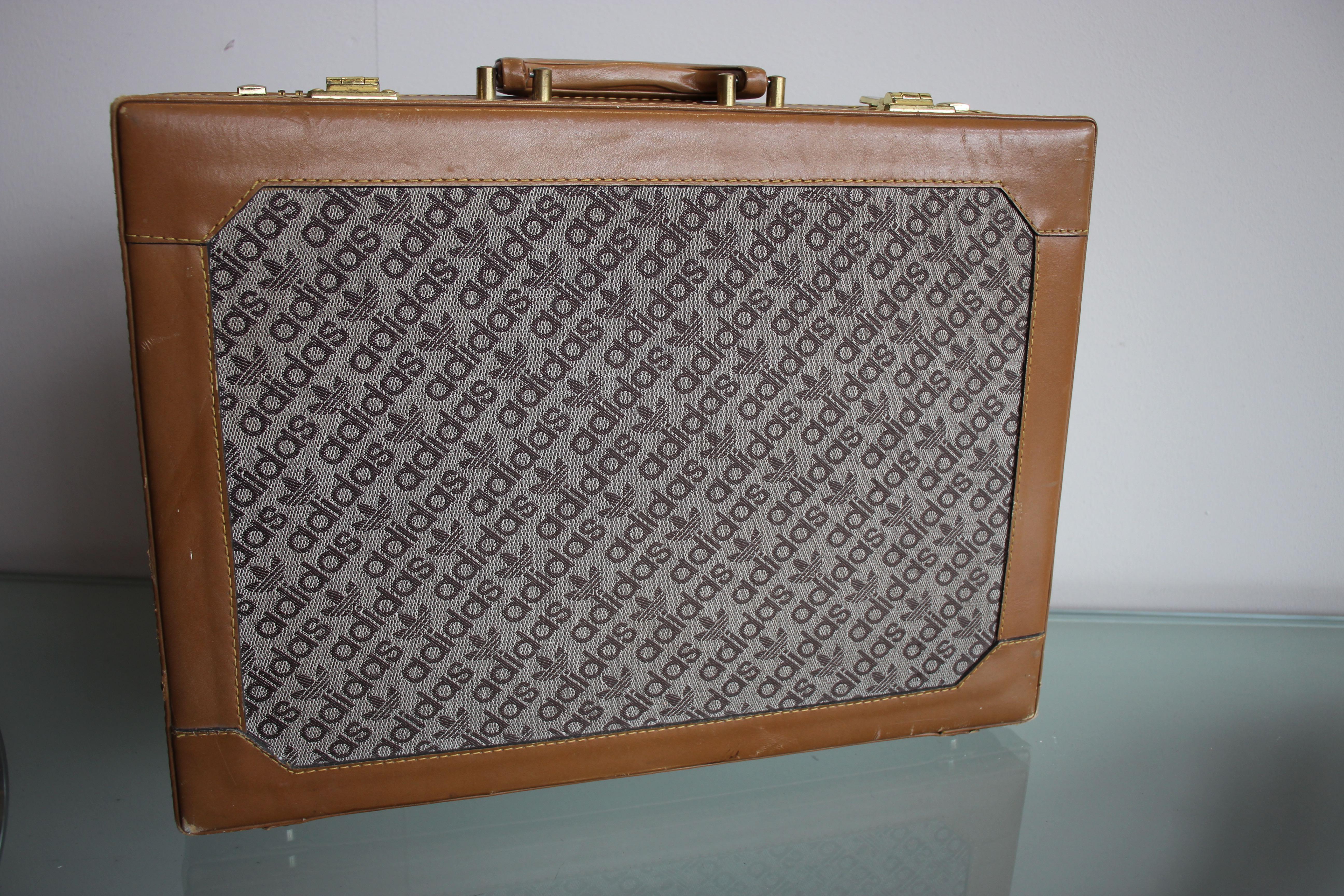 This briefcase has the absolute coolness factor. It looks as if you had taken it straight from a movie set. The sides are covered with fabric on which you can see the logo, everything else is made of light brown leather. The case was used a lot, but