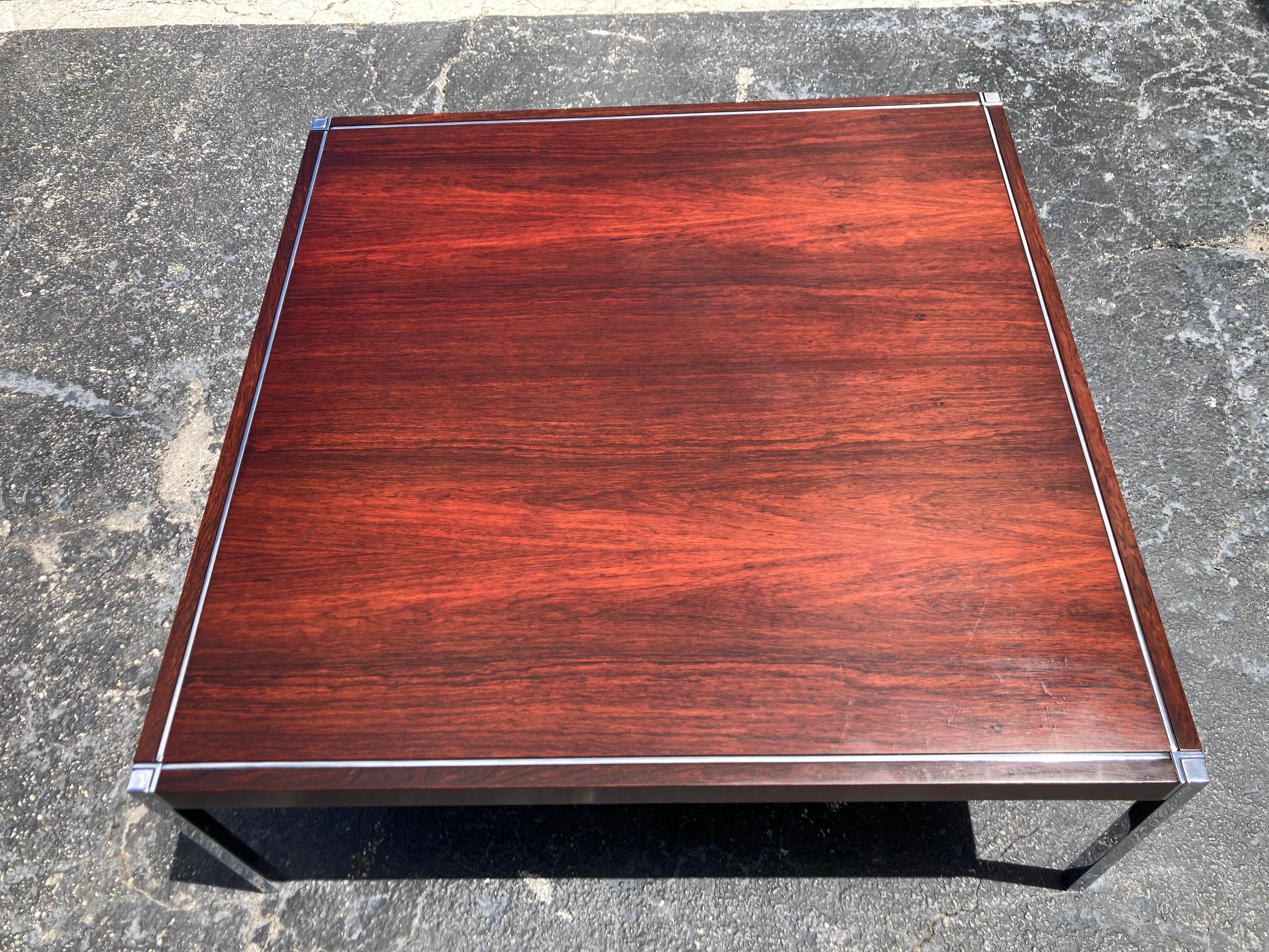 Table basse originale en bois de rose de Richard Schultz pour Steele, années 1970, bois plaqué de palissandre avec pieds en acier chromé. Bel état avec quelques rayures et entailles normales. Veuillez voir toutes les photos.