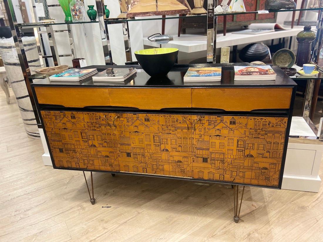 Découvrez un rare buffet vintage Robert & Dorothy Heritage 'City Scape', fabriqué de manière experte. Cette pièce étonnante allie la beauté naturelle du bouleau à l'élégance frappante du bois ébonisé, créant un contraste captivant qui met en valeur