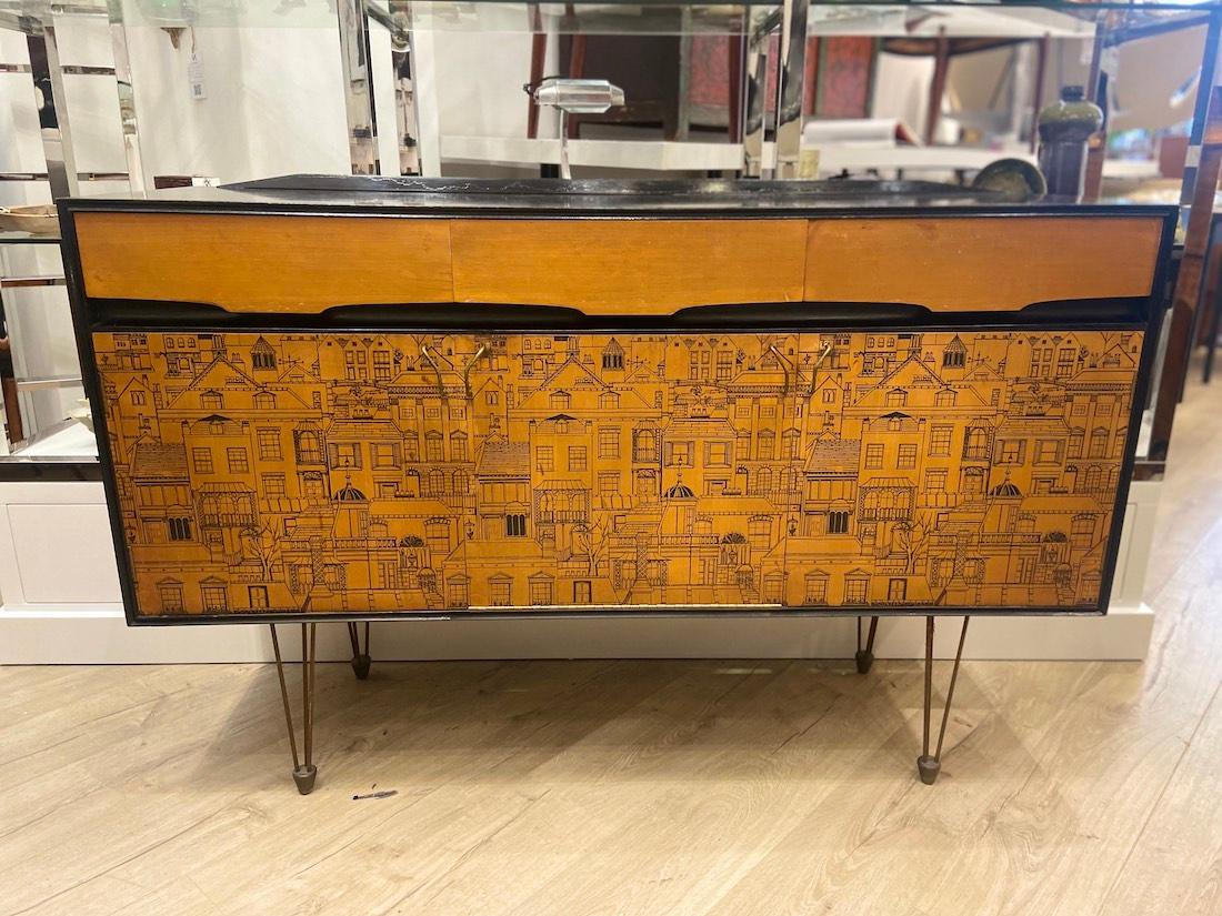 Mid-Century Modern Original Robert by Robert Heritage Sideboard City Scape en bouleau et bois ébénisé en vente