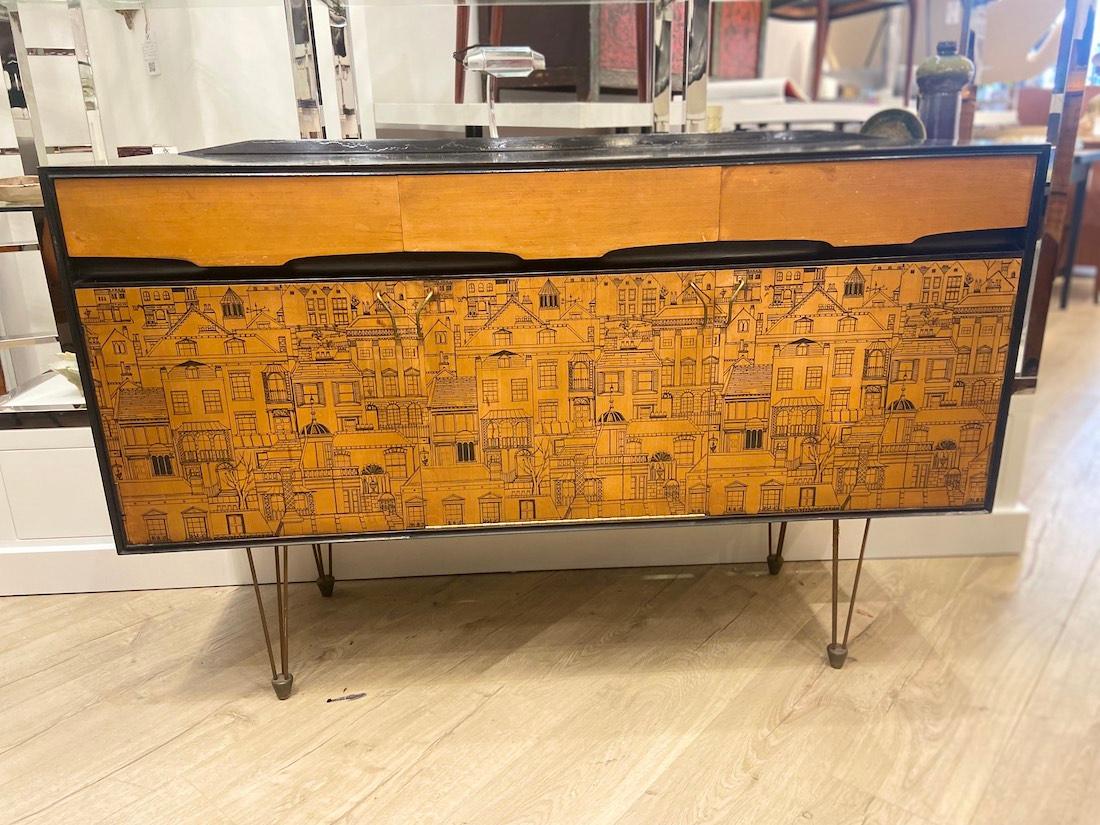 Européen Original Robert by Robert Heritage Sideboard City Scape en bouleau et bois ébénisé en vente