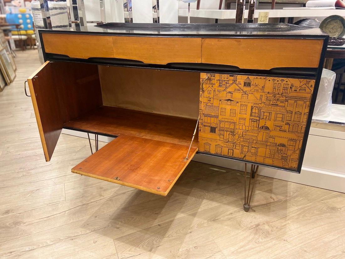 Original Robert by Robert Heritage Sideboard City Scape en bouleau et bois ébénisé Bon état - En vente à London, GB