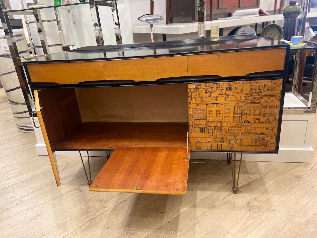 20ième siècle Original Robert by Robert Heritage Sideboard City Scape en bouleau et bois ébénisé en vente