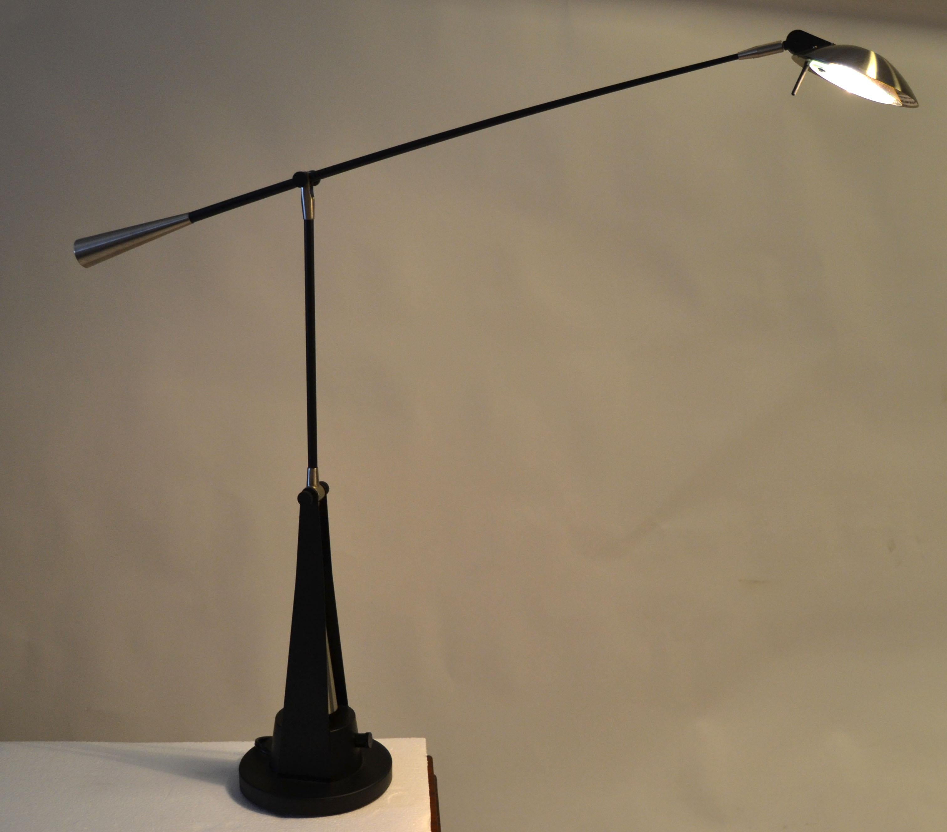 Postmoderne Libra-Schreibtischlampe aus schwarzem Stahl, satiniertem Nickel und Nickel 06, Robert Sonneman (21. Jahrhundert und zeitgenössisch) im Angebot