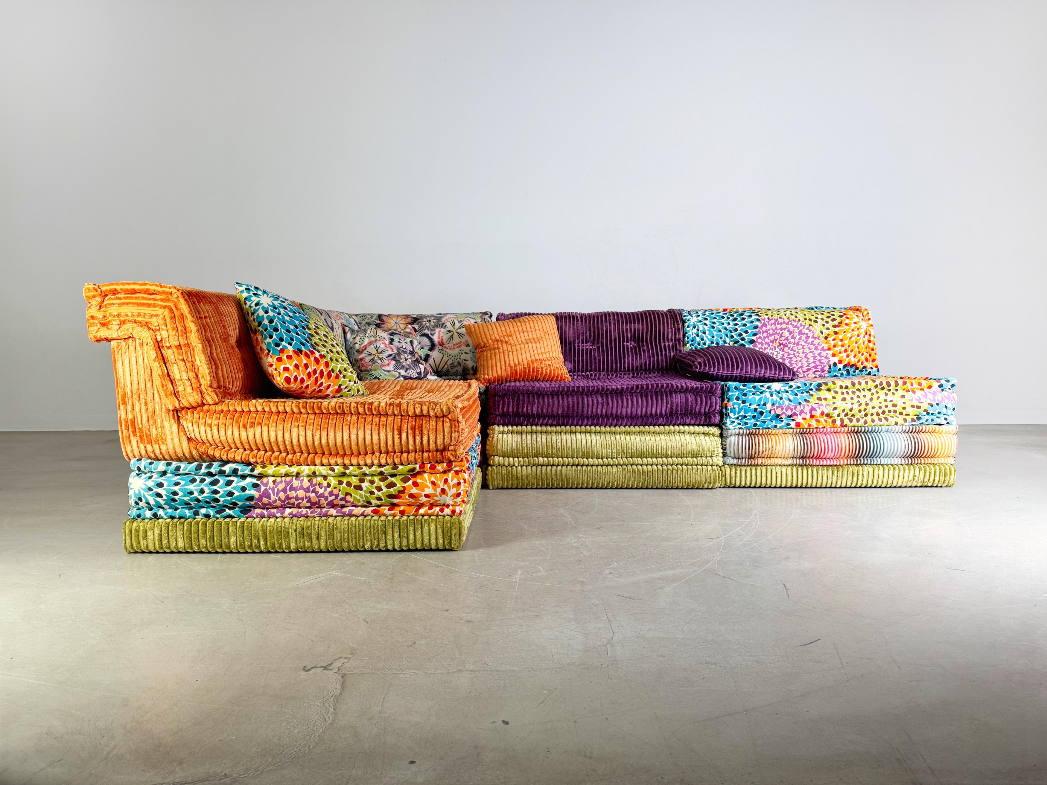 Wir bieten ein wunderschönes 18-teiliges Mah Jong Ecksofa von Missoni für Roche Bobois zum Verkauf an. Das Sofa besteht aus 4 Podesten, 8 Sitzkissen, 4 Rückenlehnen (3 gerade und 1 auf Eck) und 4 kleinen Kissen. Das Sofa befindet sich in einem guten