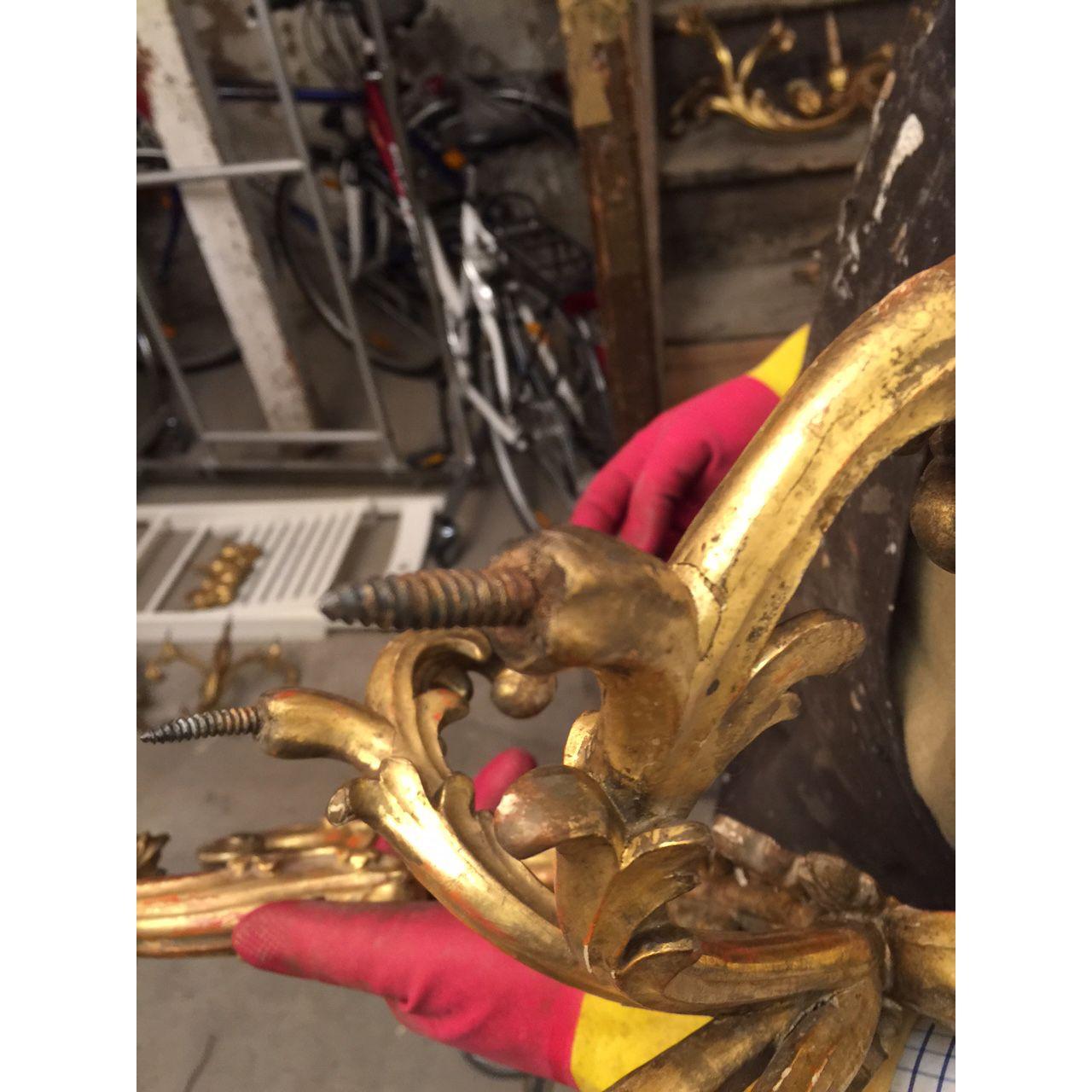 Un rarissimo e magnifico lampadario Barock/Rococò, molto elaborato, intagliato in legno di tiglio e foglie d'oro. 24 fiamme su sei bracci sostenuti da creature mitiche. Viti e dadi in ferro tagliati a mano, vedi immagini dettagliate e perfettamente