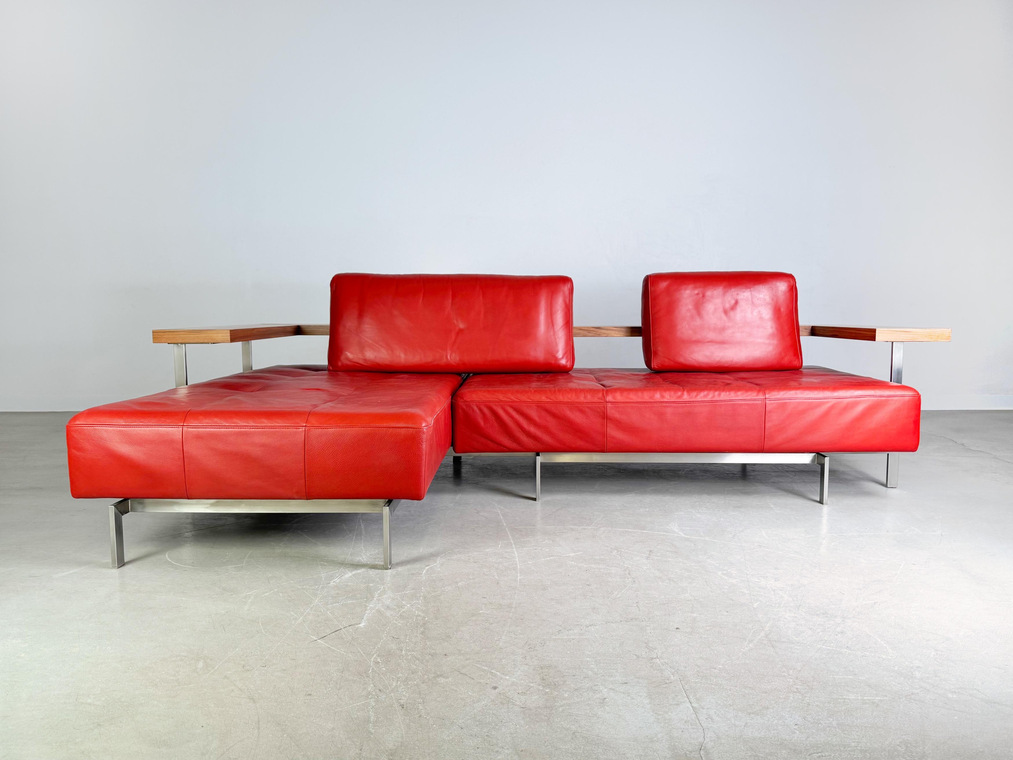 Wir bieten ein wunderschönes Rolf Benz Dono 6100 Ecksofa mit rotem Lederbezug zum Verkauf an. Ce canapé se distingue par son dossier moderne et pratique en hollandais et ses deux dossiers qui peuvent être placés dans le sens de la hauteur et de