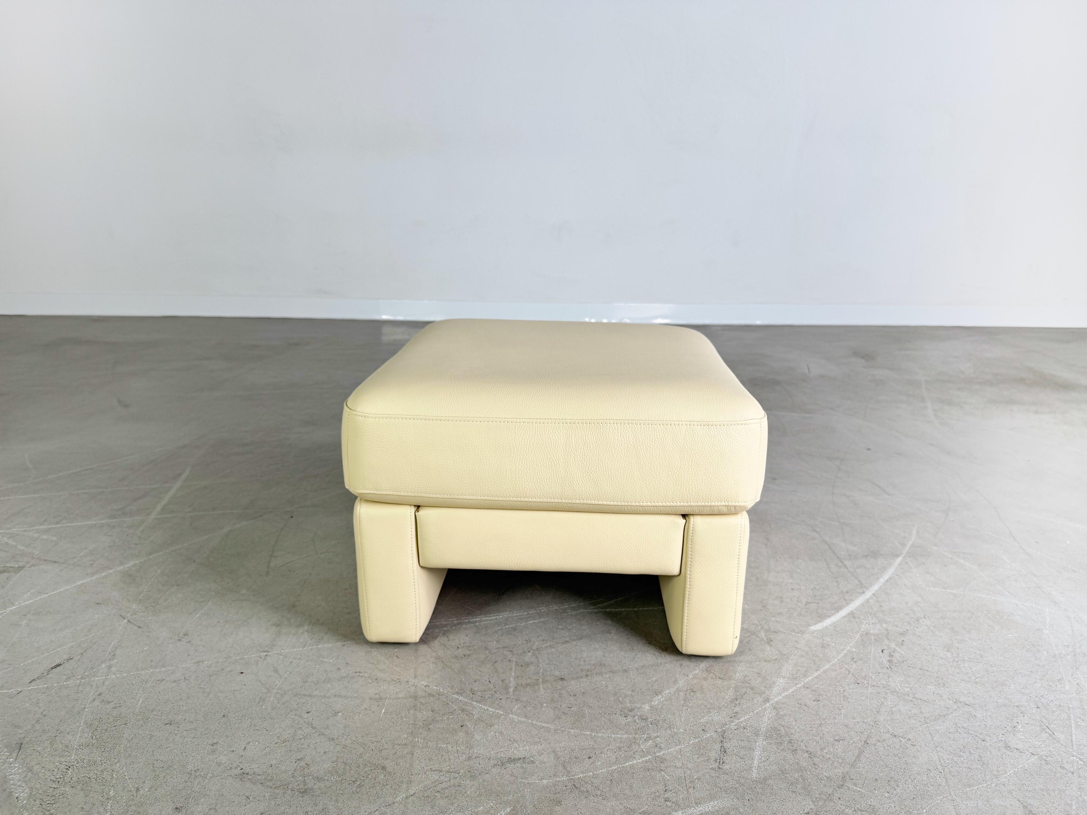 Wir bieten einen wunderschönen Rolf Benz Ego G Fußhocker/ Pouf in hellem Leder zum Verkauf an. Der Hocker besticht durch sein schlichtes Design und ist eine ideale Ergänzung zum Sessel und Zweisitzer aus unseren anderen Anzeigen, in denen wir einen