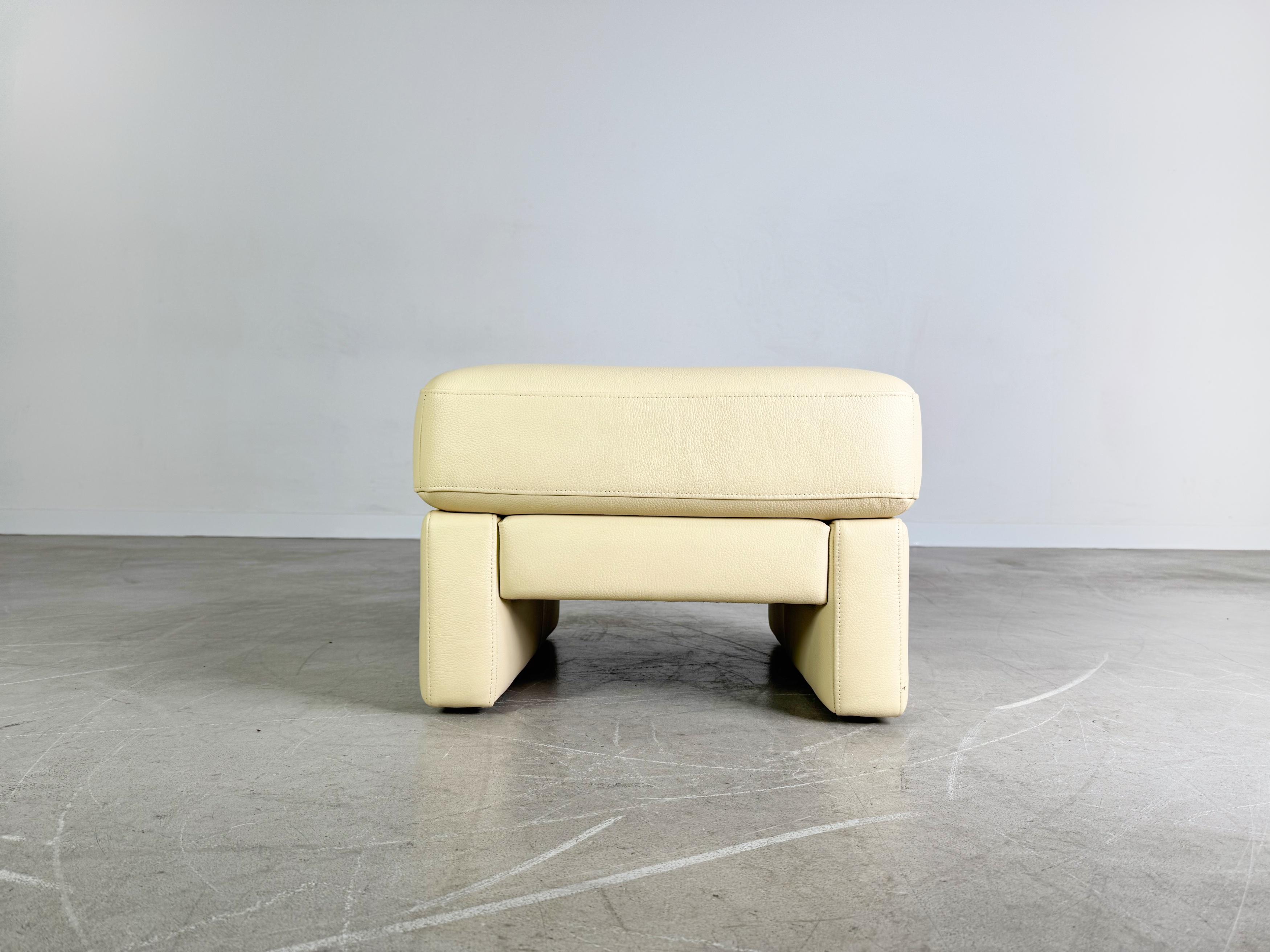 Post-Modern Original Rolf Benz Fußhocker Ego G Leder beige Pouf Ottomane For Sale