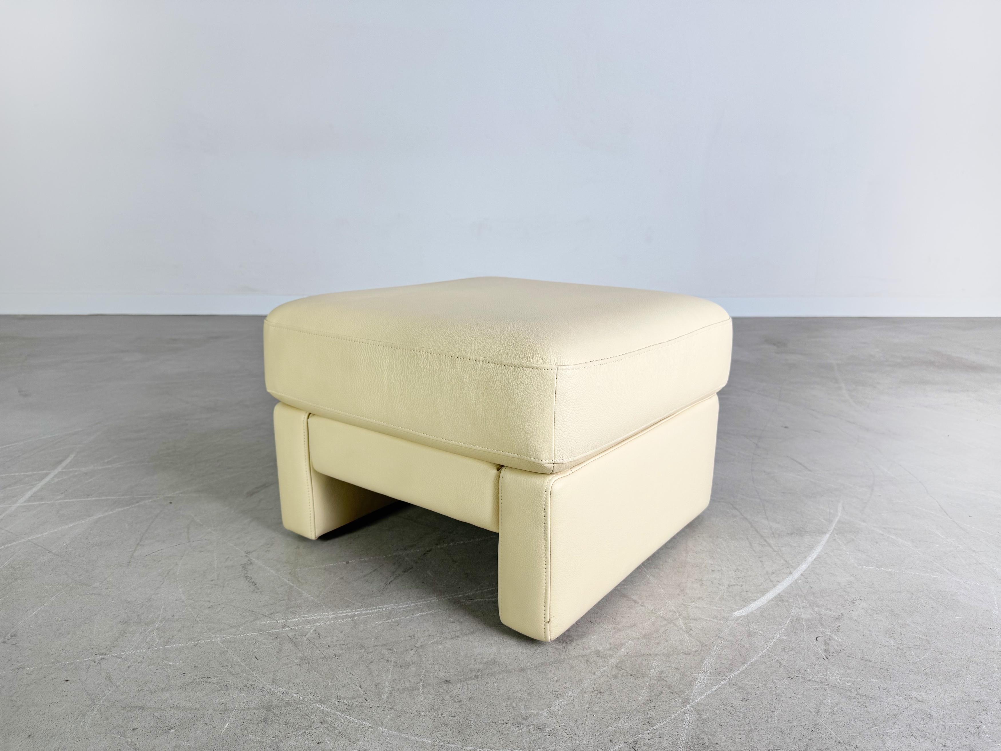 Swiss Original Rolf Benz Fußhocker Ego G Leder beige Pouf Ottomane For Sale