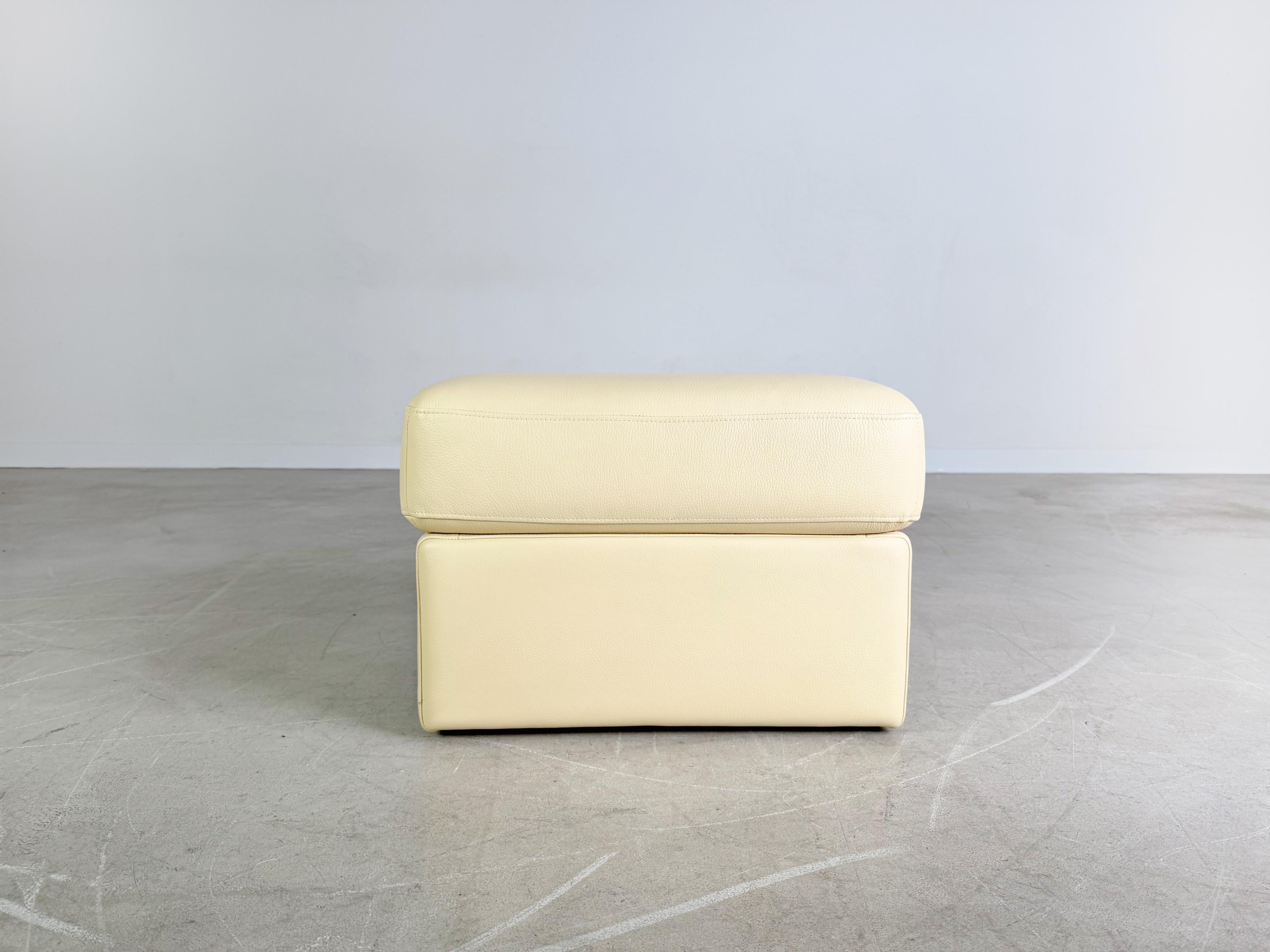 Contemporary Original Rolf Benz Fußhocker Ego G Leder beige Pouf Ottomane For Sale