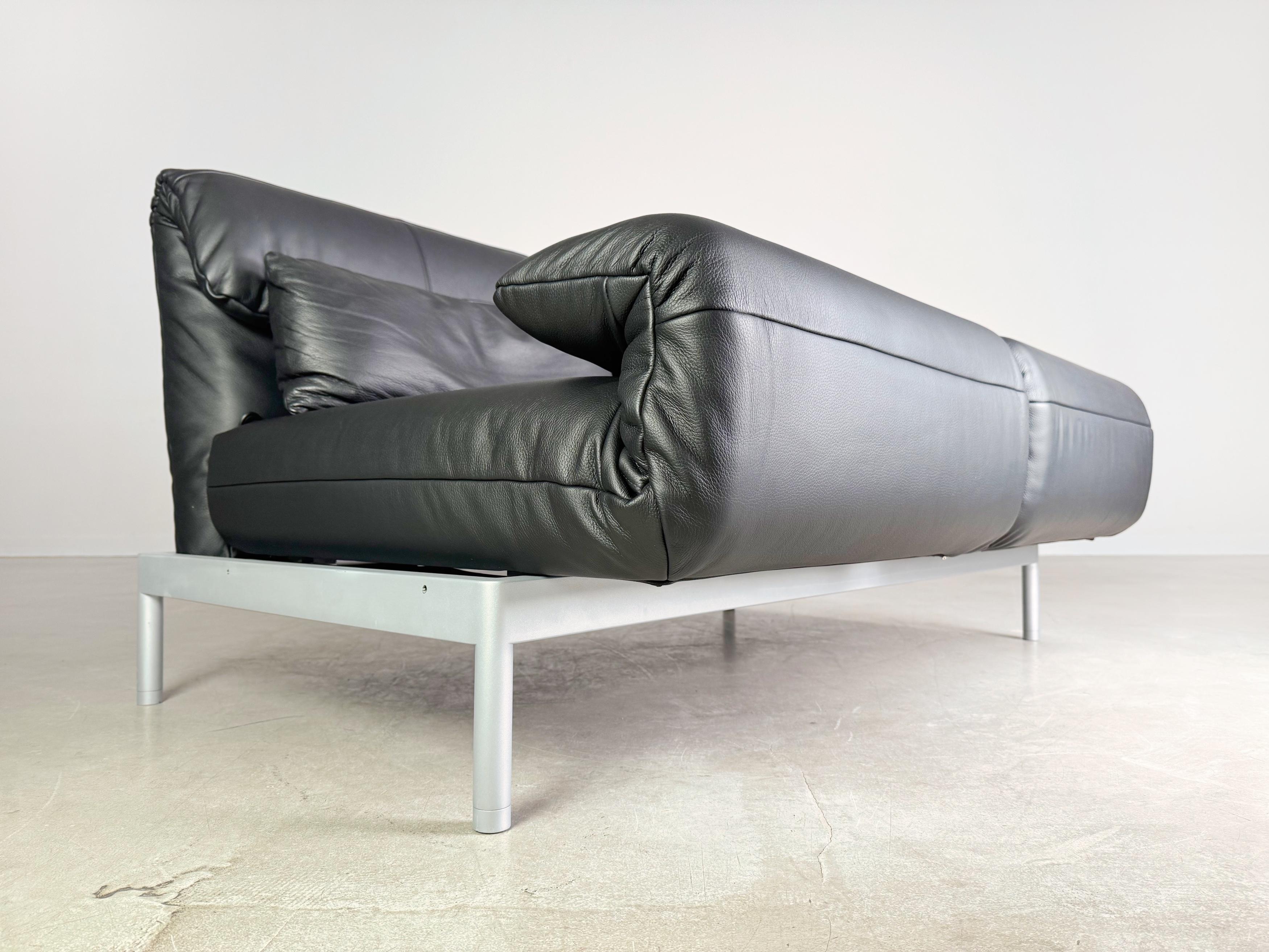 Wir bieten ein wunderschönes Rolf Benz Plura Sofa mit schwarzem Leder zum Verkauf an. El sofá es muy versátil, tanto en los brazos como en las rodillas. Die Sitzflächen lassen sich zudem um 90 Grad um die eigene Achse drehen womit die ausgeklappten