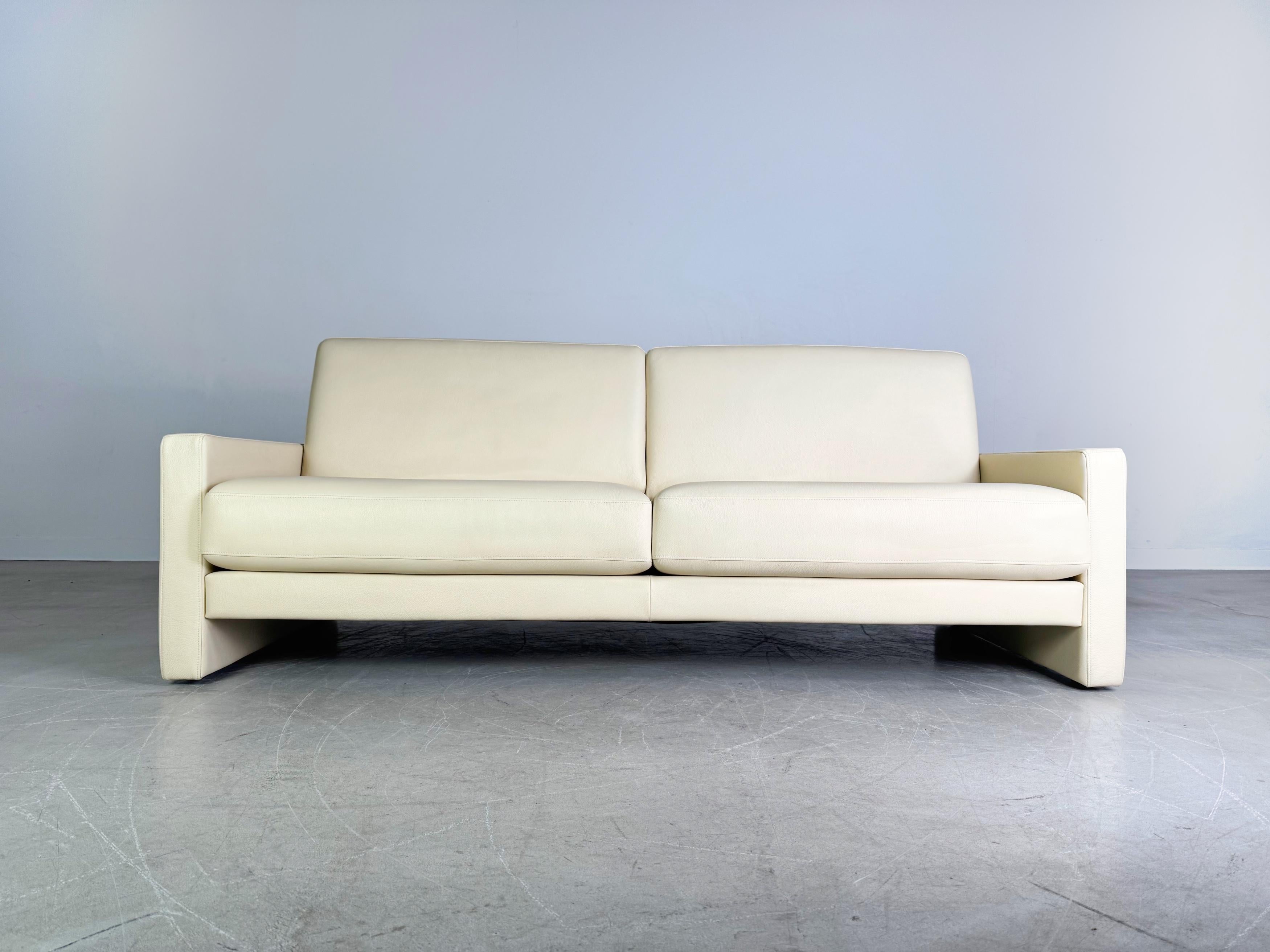 Wir bieten einen wunderschönen Rolf Benz Ego G Zweisitzer in hellem Leder zum Verkauf an. Das Sofa besticht durch sein schlichtes Design und seinen hohen Sitzkomfort. In unseren anderen Anzeigen befinden sich zudem ein passender Sitzhocker und ein