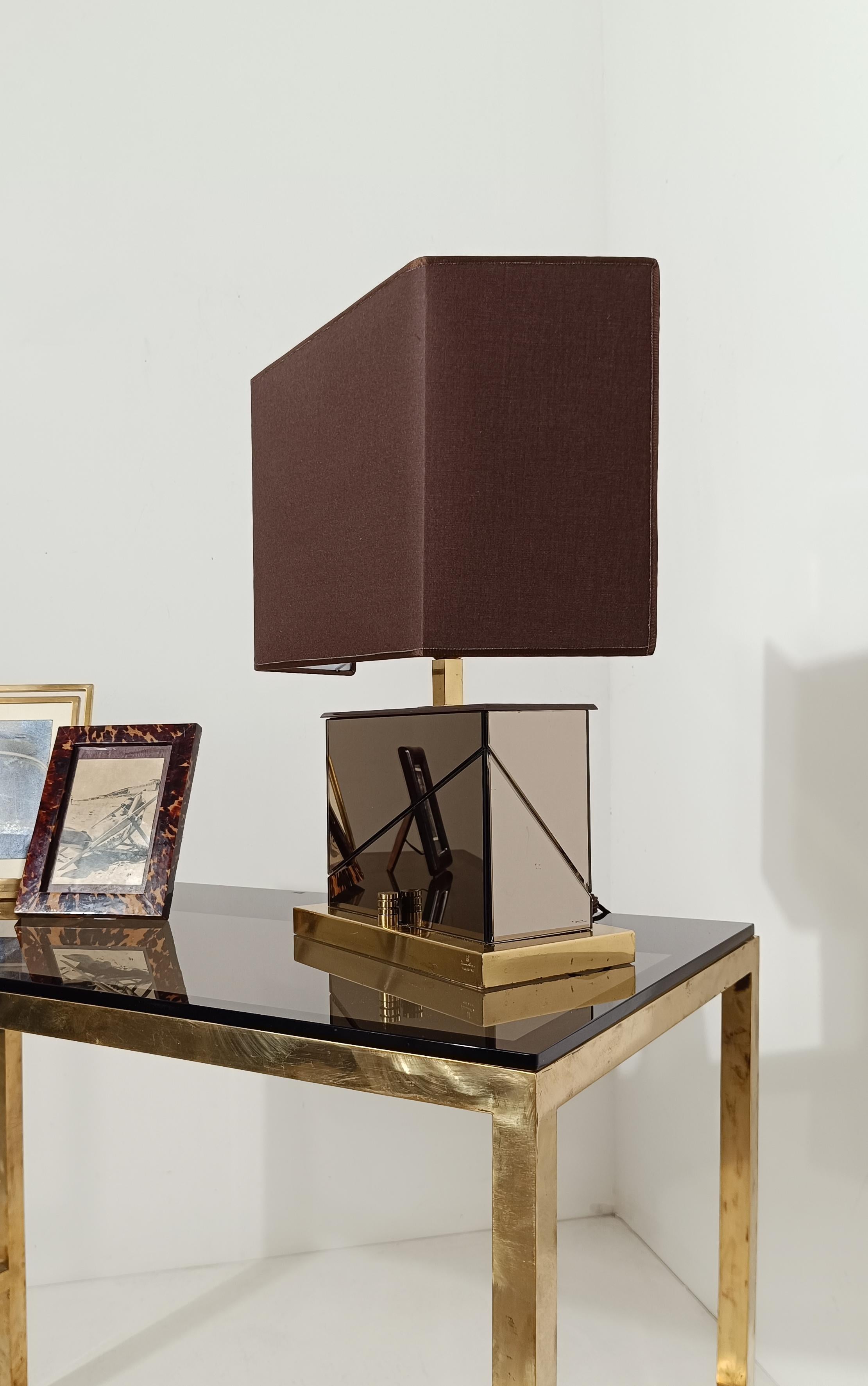 Offriamo in vendita una rara lampada da tavolo degli anni '70 disegnata, e firmata alla base, da Romeo Rega.
Questa lampada da tavolo rappresenta appieno lo stile super glamour in voga a Roma, città natale del designer, autore dell'iconica carrozza