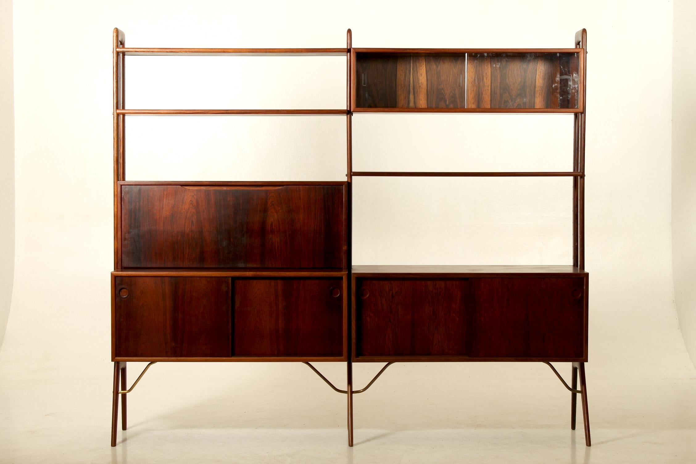 Bücherregal aus Palisanderholz in zwei Teilen. In den 1950er Jahren von Kurt Østervig entworfen und von KP Møbler, Dänemark, hergestellt. Dieses System ist modular UND anpassbar mit einem Büromodul und einer Glasvitrine.
