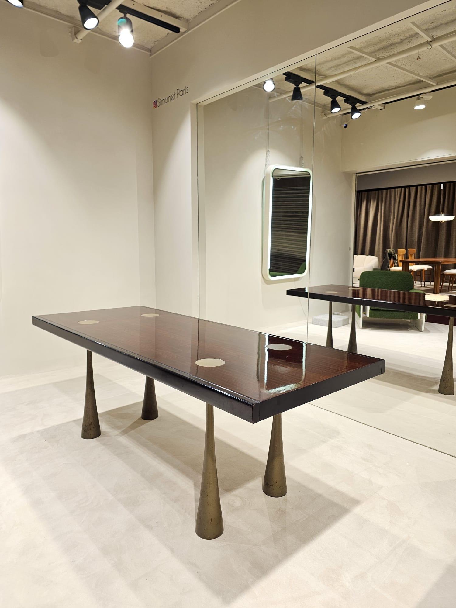 Magnifica e atipica scrivania in palissandro di Angelo Mangiarotti

Dimensioni: Lunghezza 200 cm x larghezza 80 cm x altezza 72

Buono stato
completamente restaurato

Angelo Mangiarotti è stato un importante architetto e industrial designer italiano
