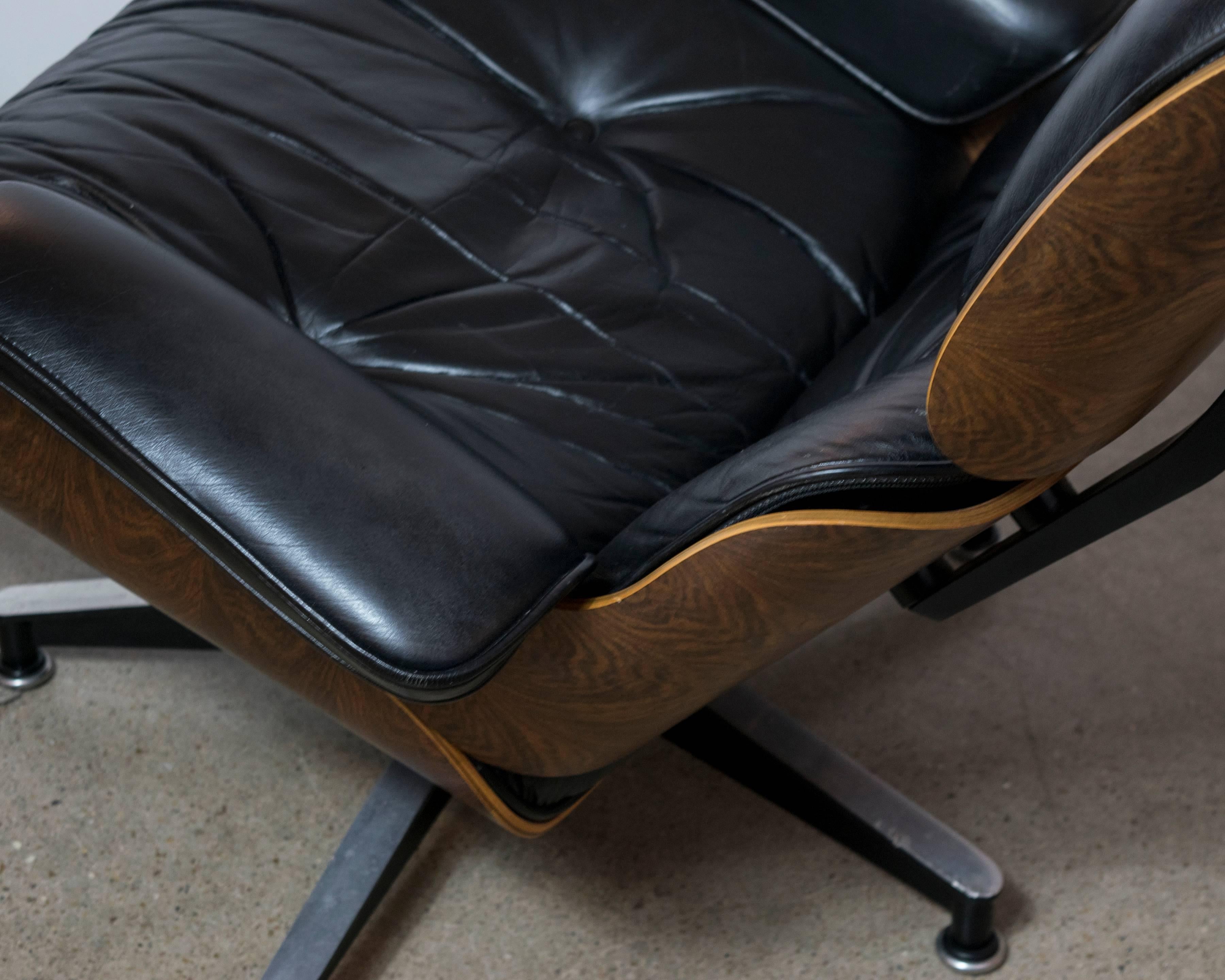 Mid-Century Modern Original Rosewood Eames Lounge Chair and Ottoman in Black Leather For Sale