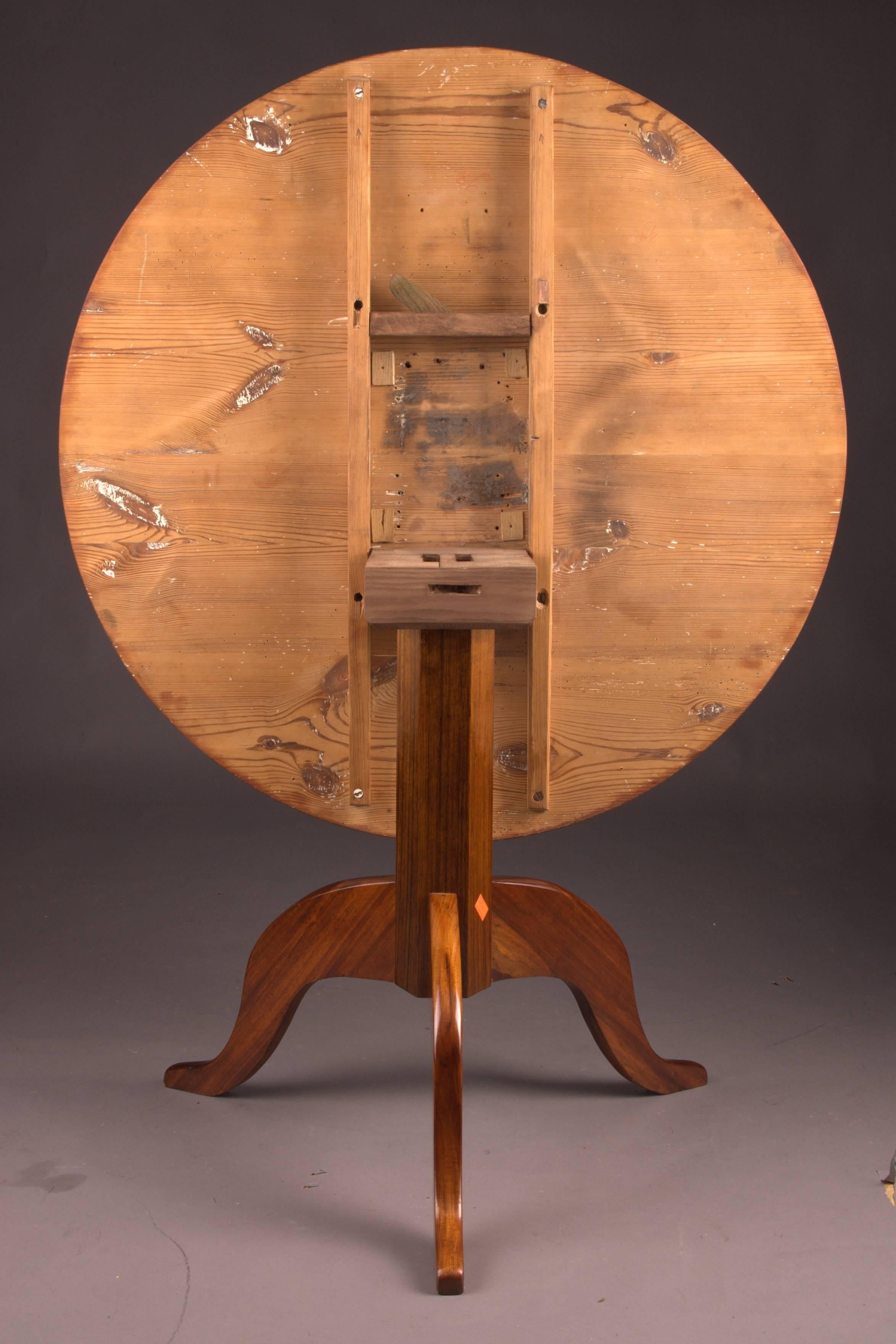 Mahogany on solid wood. Eightfold bent column shaft. Beneath it there are three volute-shaped curved legs. Straight cheeks for round tabletop. A strict form of early-Biedermeier time. It is equipped with a folding mechanism.
This table was