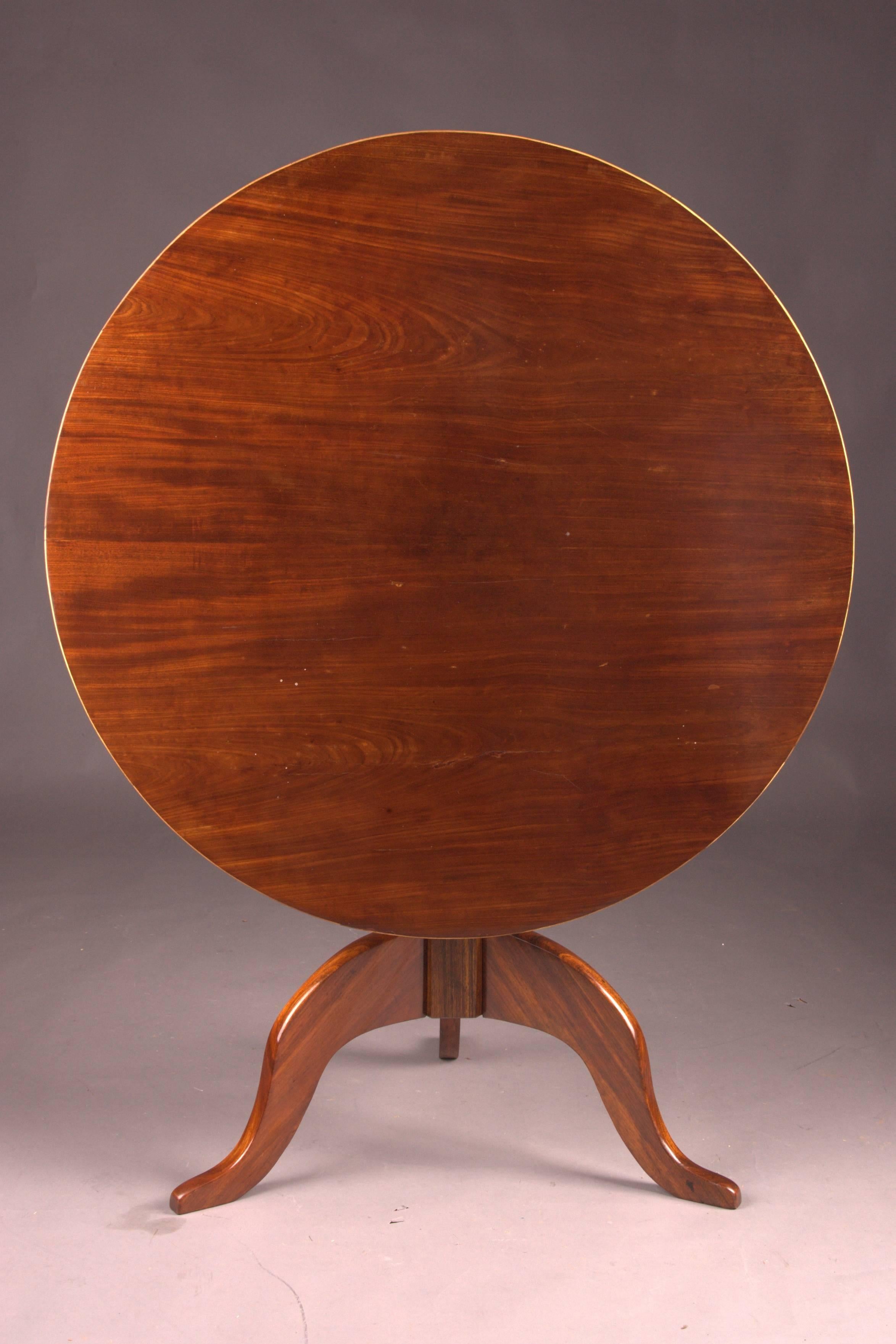 Original Antique Round Biedermeier Folding Table, circa 1820 Mahogany veneer In Good Condition For Sale In Berlin, DE