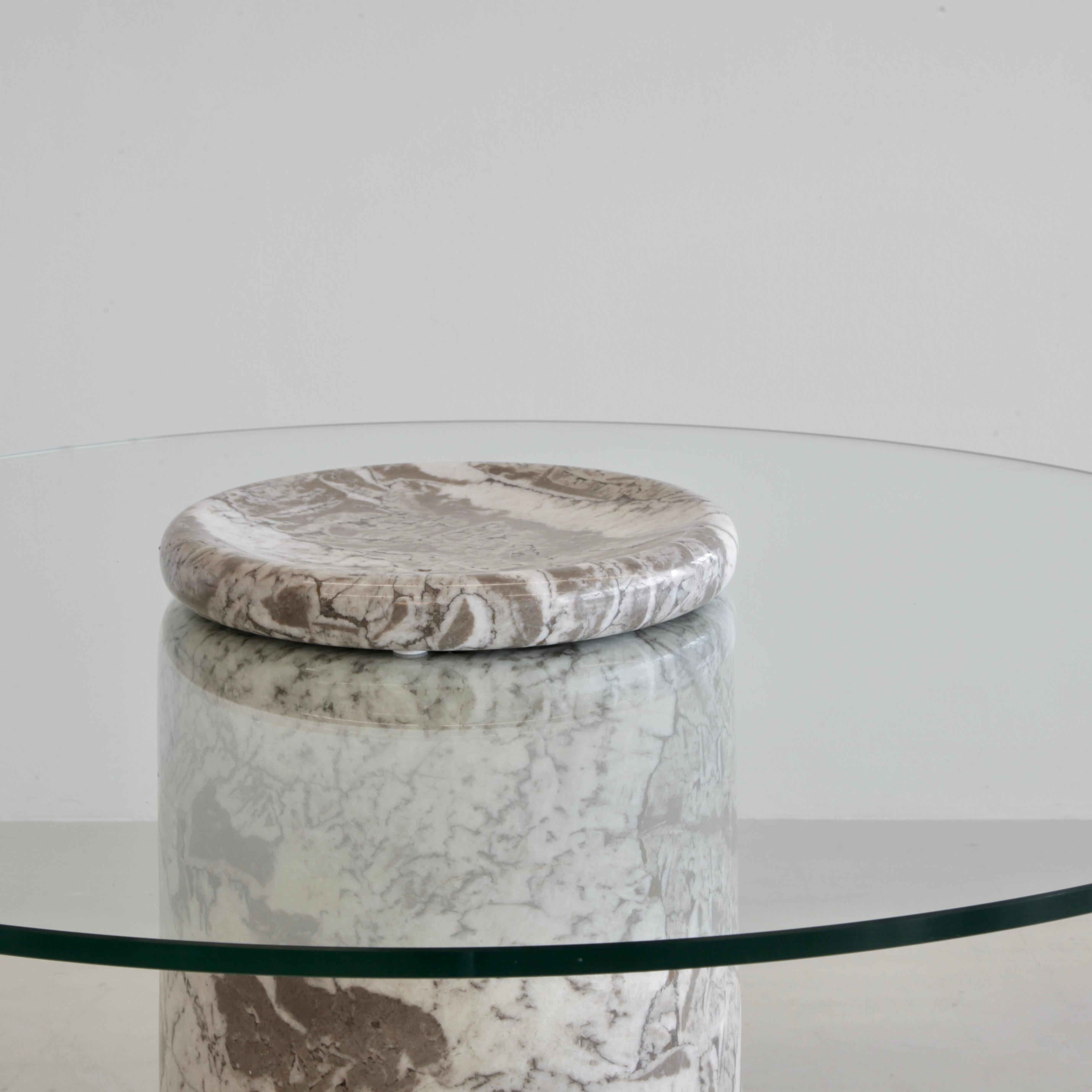 Table de salle à manger ronde par Angelo MANGIAROTTI. Italie, Sorgente dei Mobili, 1975.

Table de salle à manger CASTORE conçue par Angelo Mangiarotti au milieu des années soixante-dix. Base centrale en marbre blanc et gris avec un plateau en verre