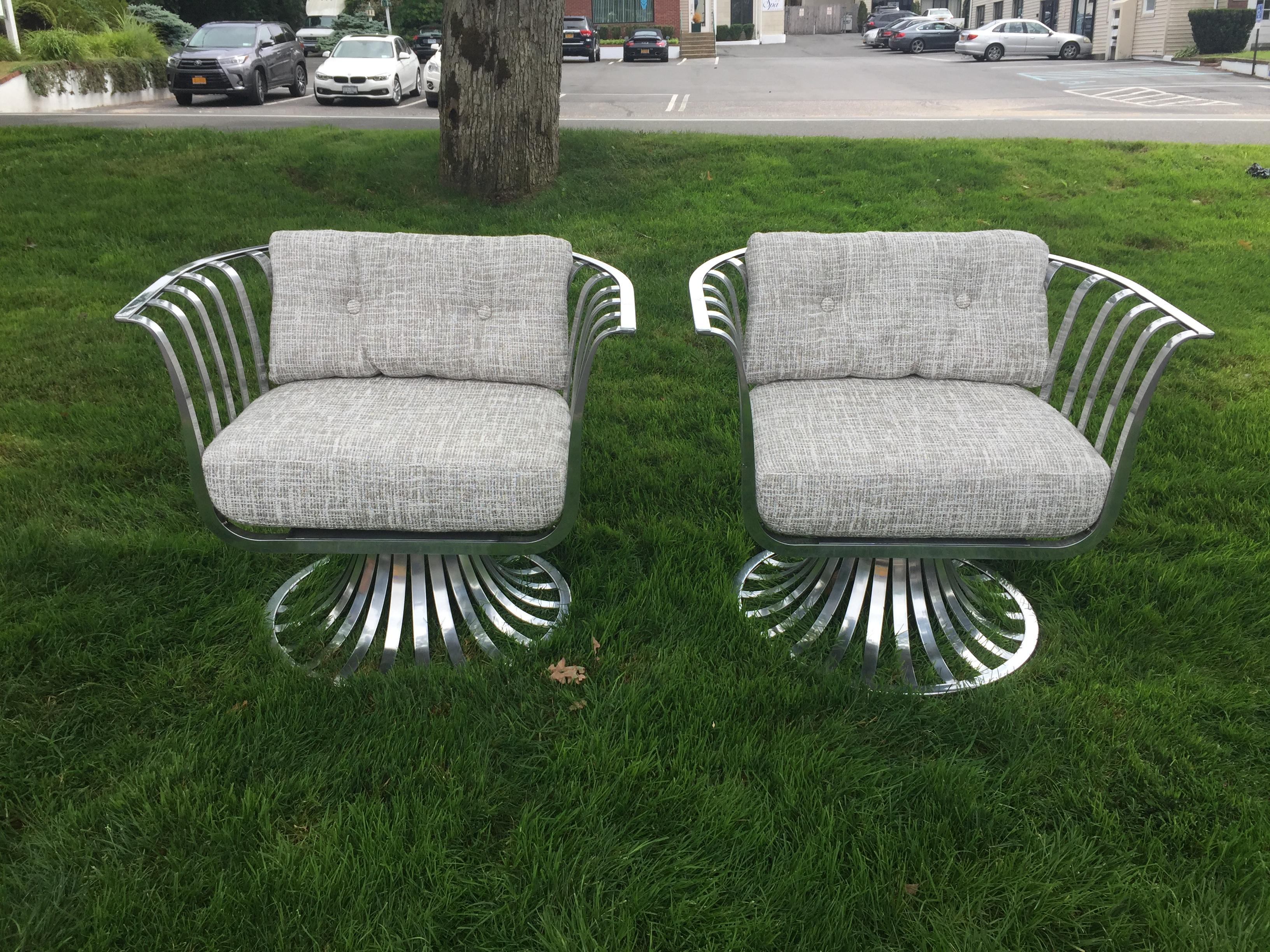 Original Russell Woodard Polished Aluminum Armchairs, Pair  In Good Condition For Sale In East Hampton, NY