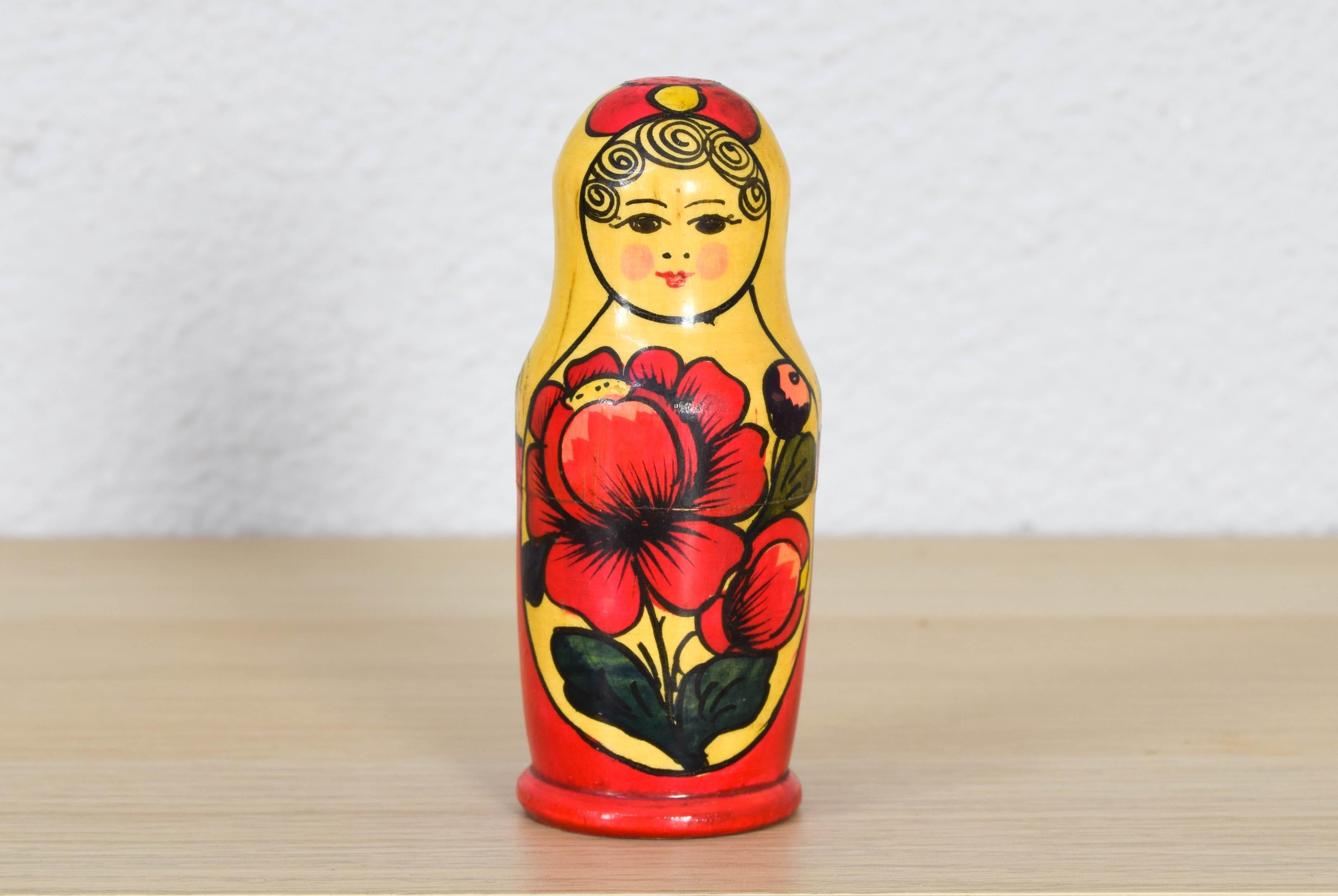 Beautiful hand painted Russian wooden piece.
Matryoshka doll in beautiful and bright colors.
Only piece available

Measures
Diameter 3.5 cm.
Height 9.5 cm.