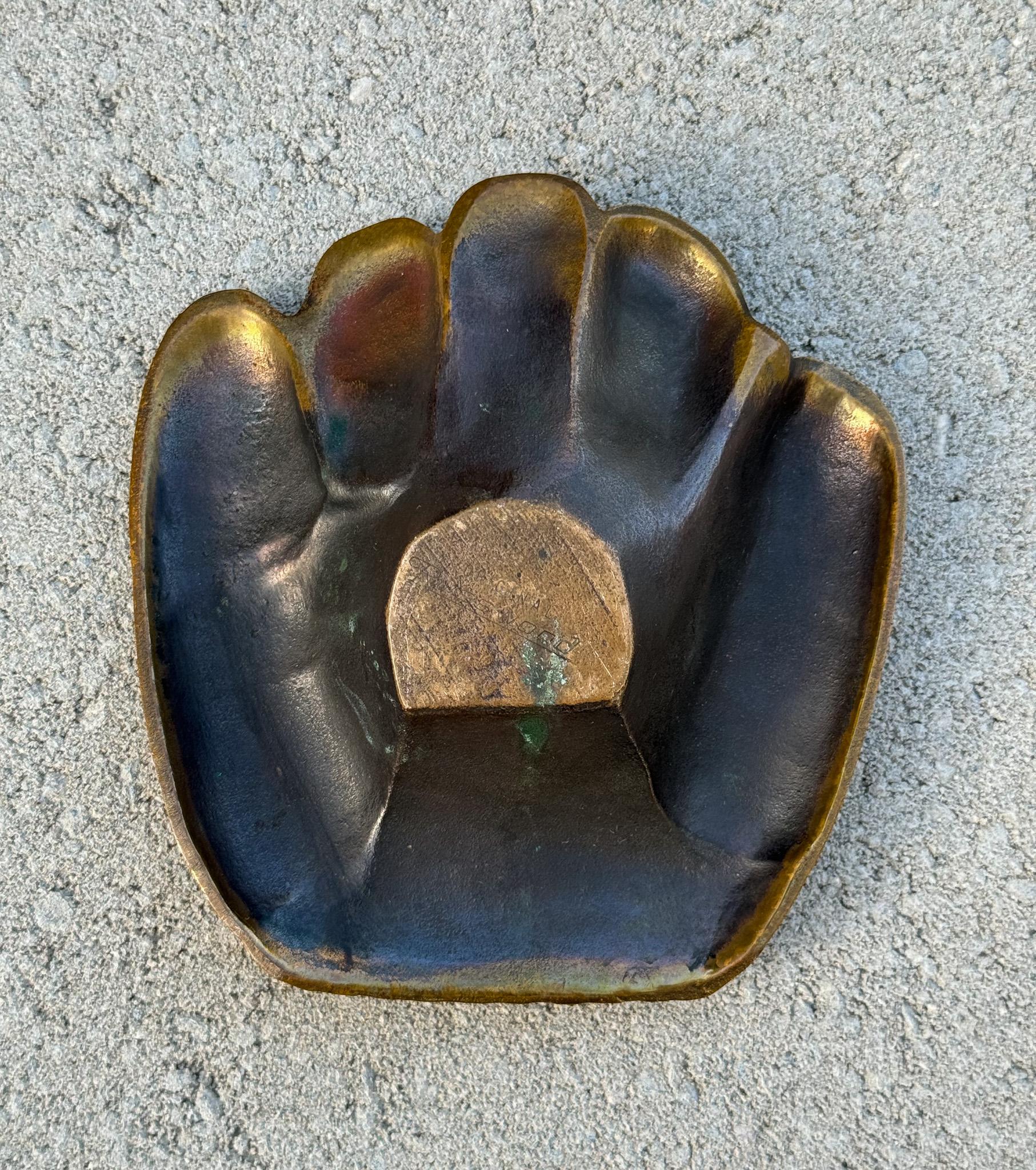 Cenicero de guante de béisbol de bronce original de Russwood, años 40 en venta 3