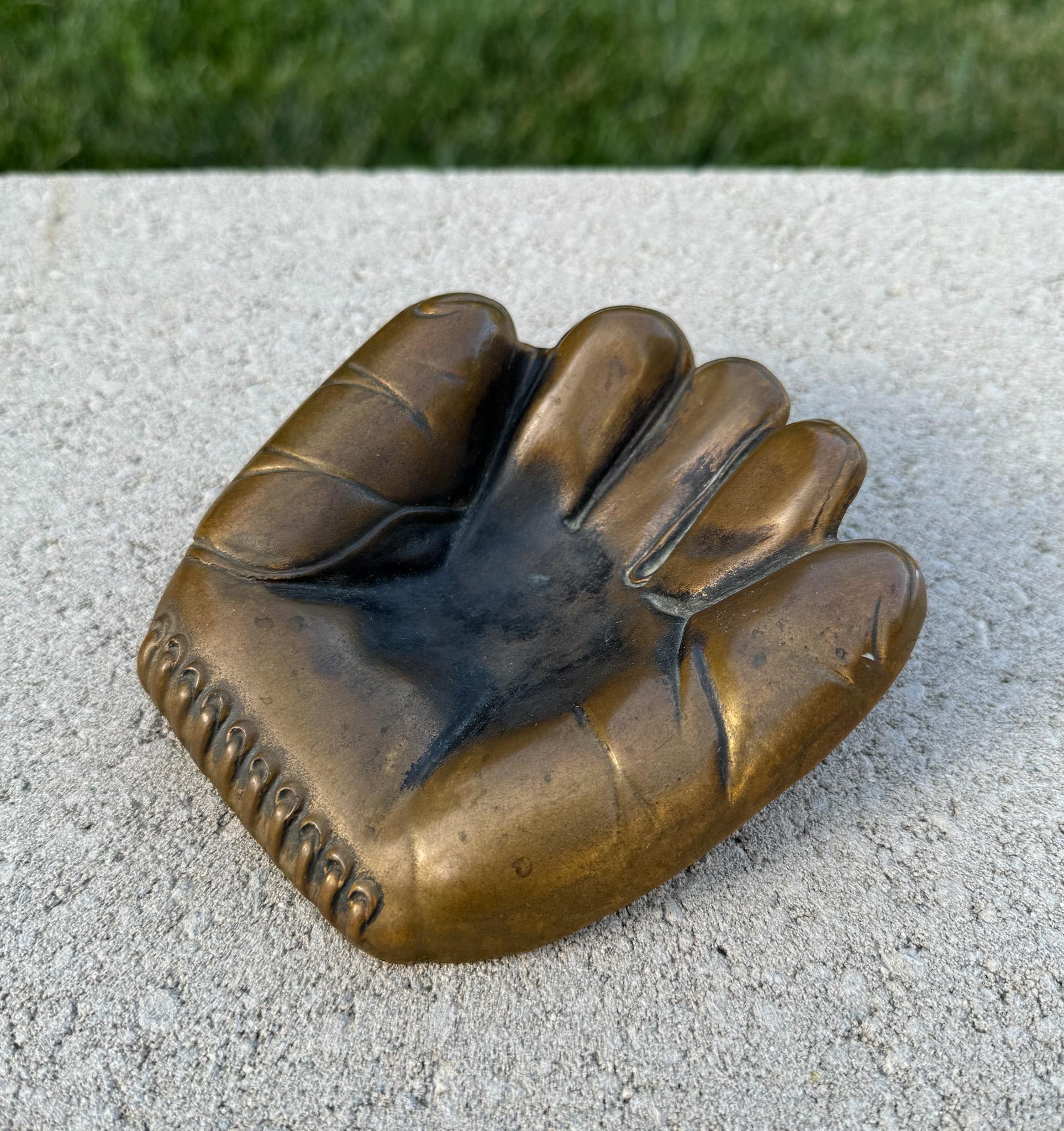 Cenicero / Catchall original de bronce Russwood para guantes de béisbol, años 40.  Bonita pátina original en el bronce. 
