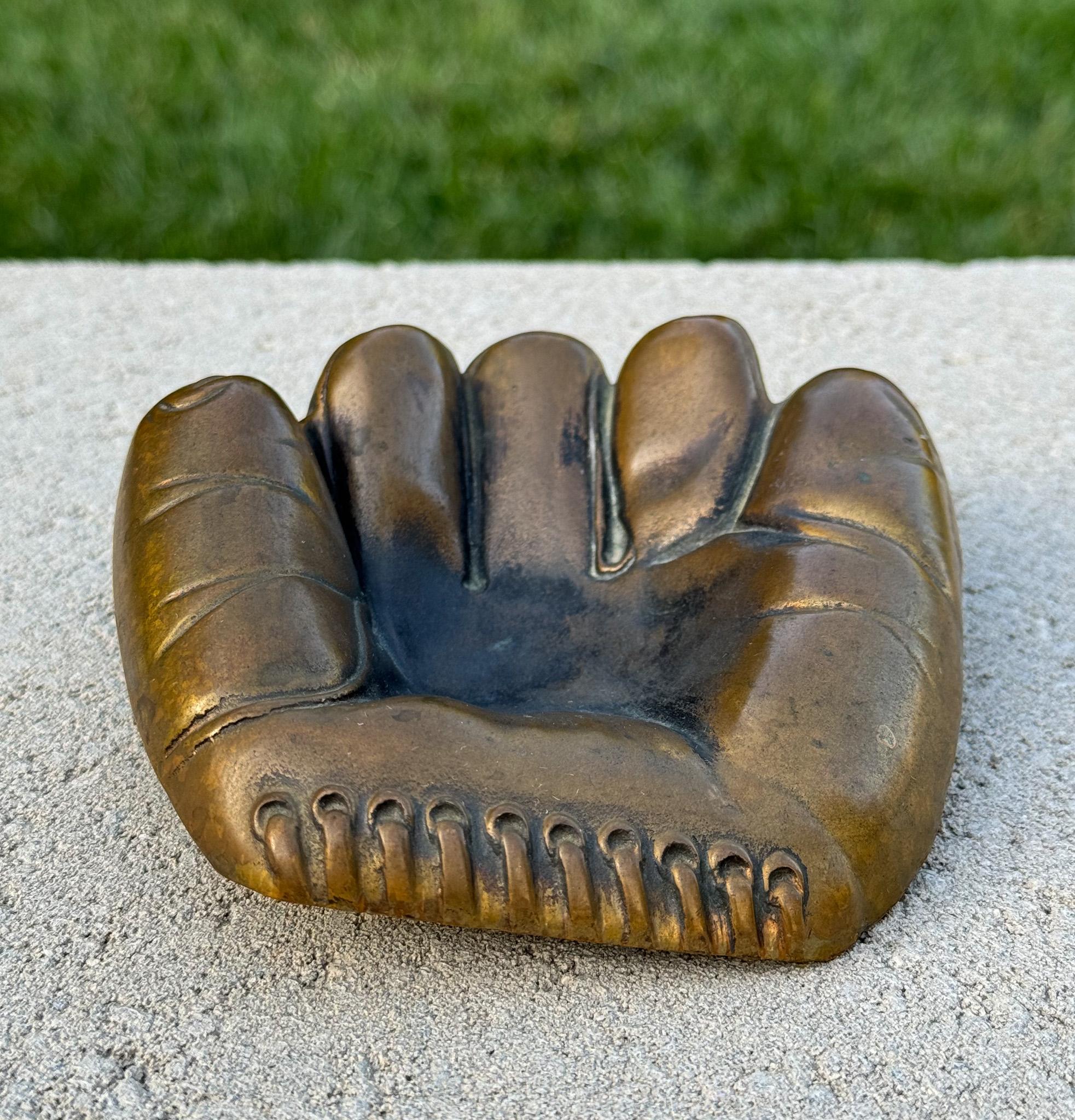 Cenicero de guante de béisbol de bronce original de Russwood, años 40 Moderno de mediados de siglo en venta