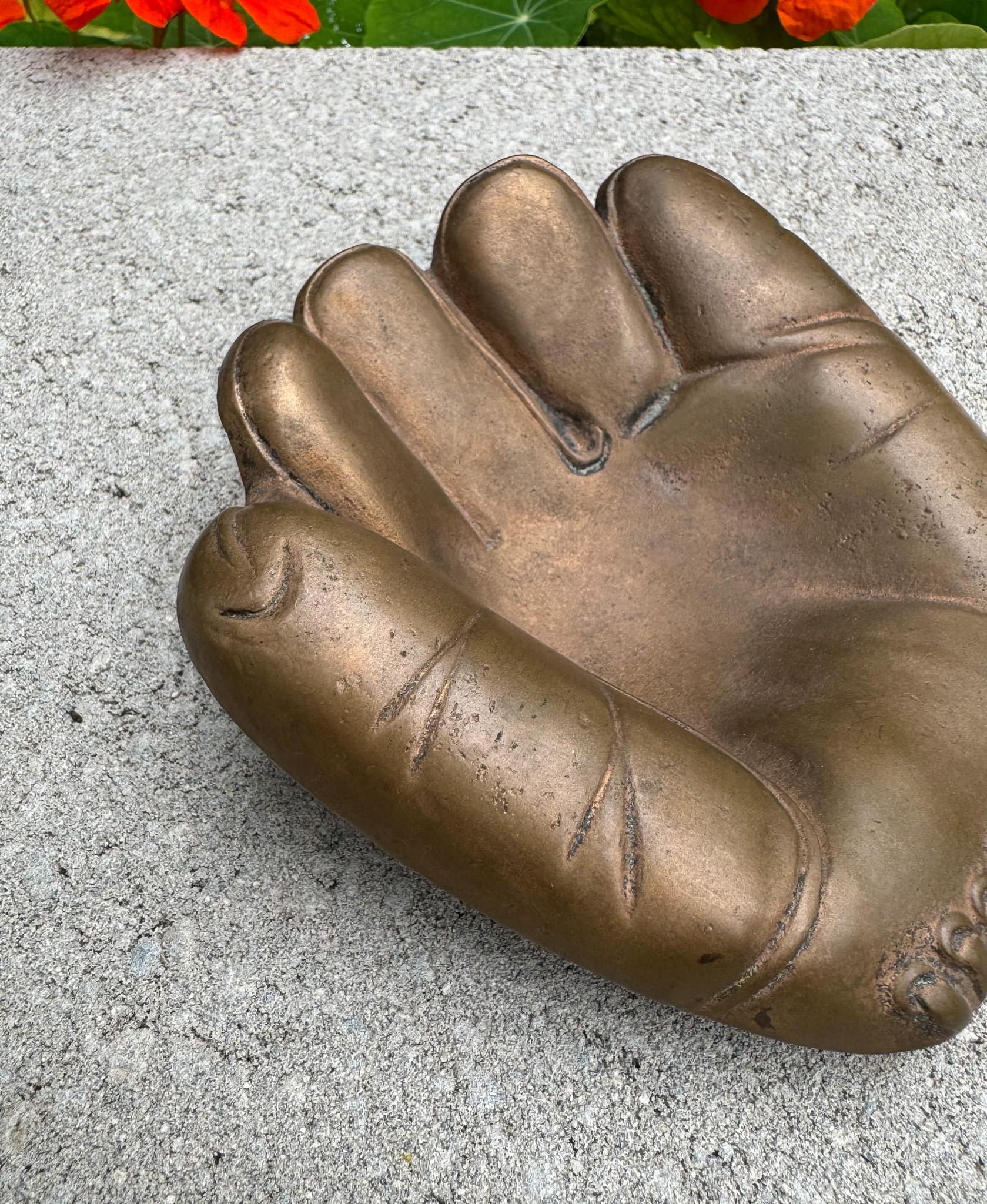 Cenicero de guante de béisbol de bronce original de Russwood, años 40 Moderno de mediados de siglo