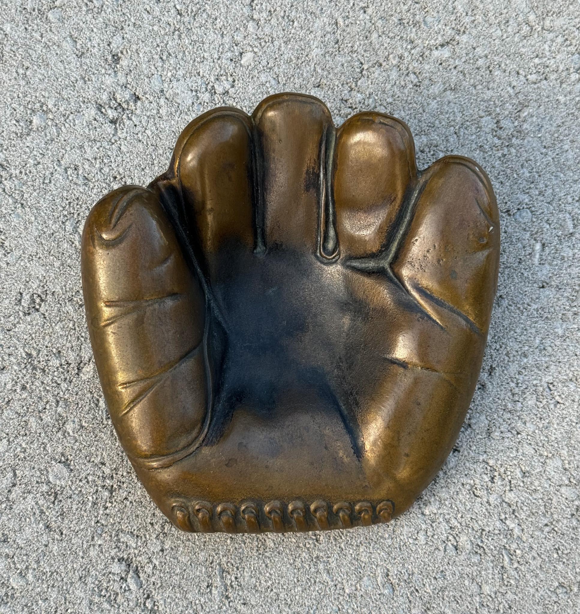 Cenicero de guante de béisbol de bronce original de Russwood, años 40 en Bueno estado para la venta en San Juan Capistrano, CA