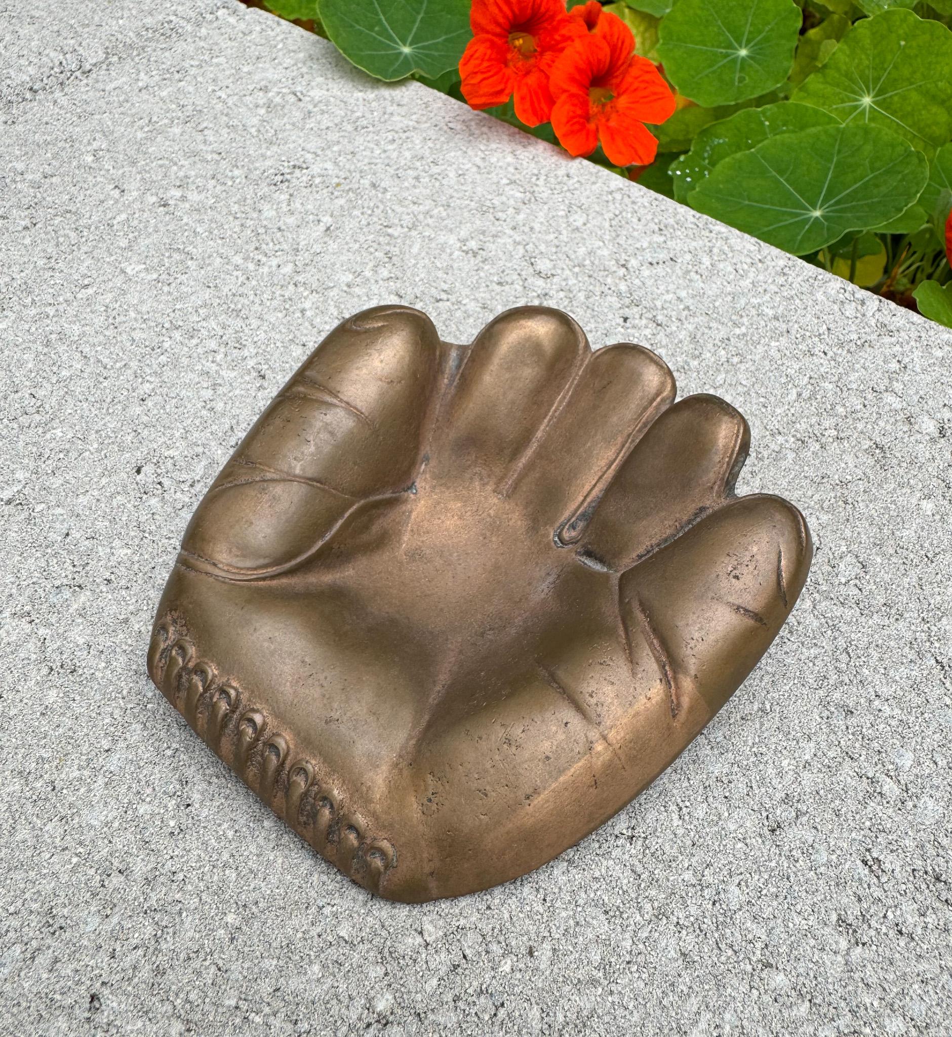 Cenicero de guante de béisbol de bronce original de Russwood, años 40 en Bueno Estado en San Juan Capistrano, CA