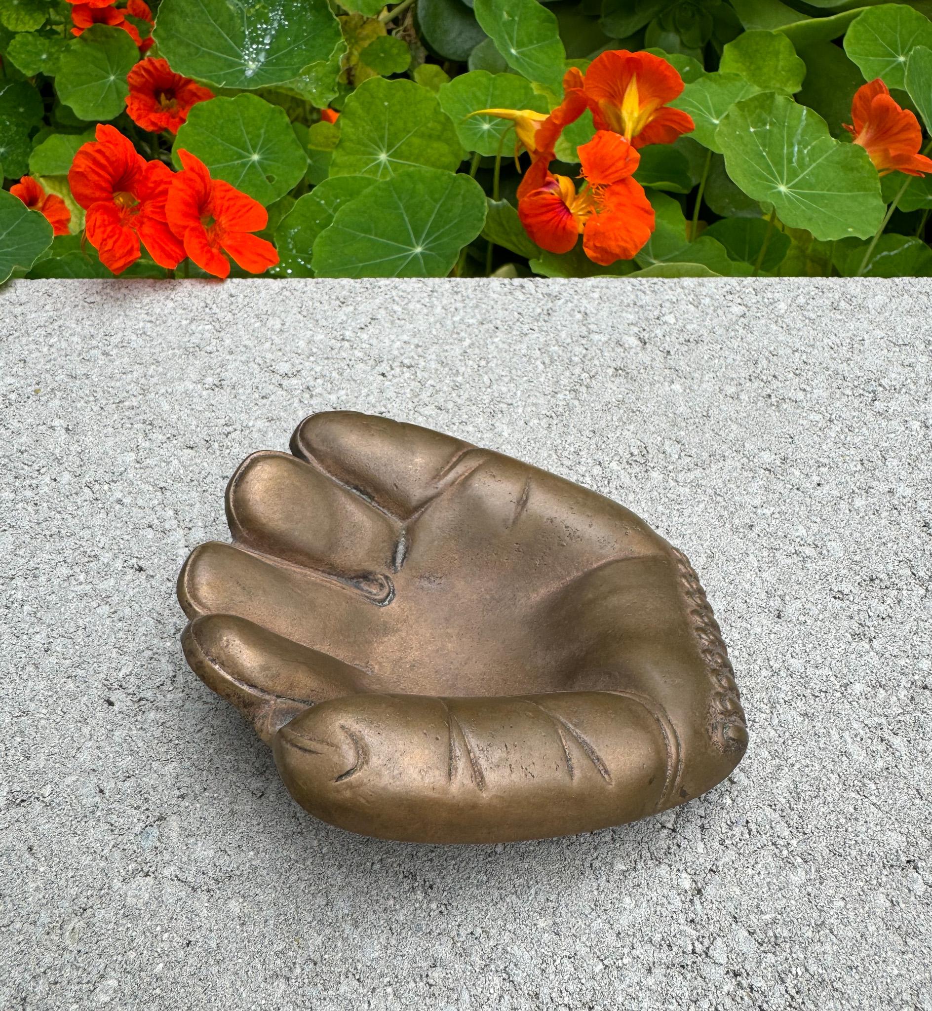 Cenicero de guante de béisbol de bronce original de Russwood, años 40 siglo XX