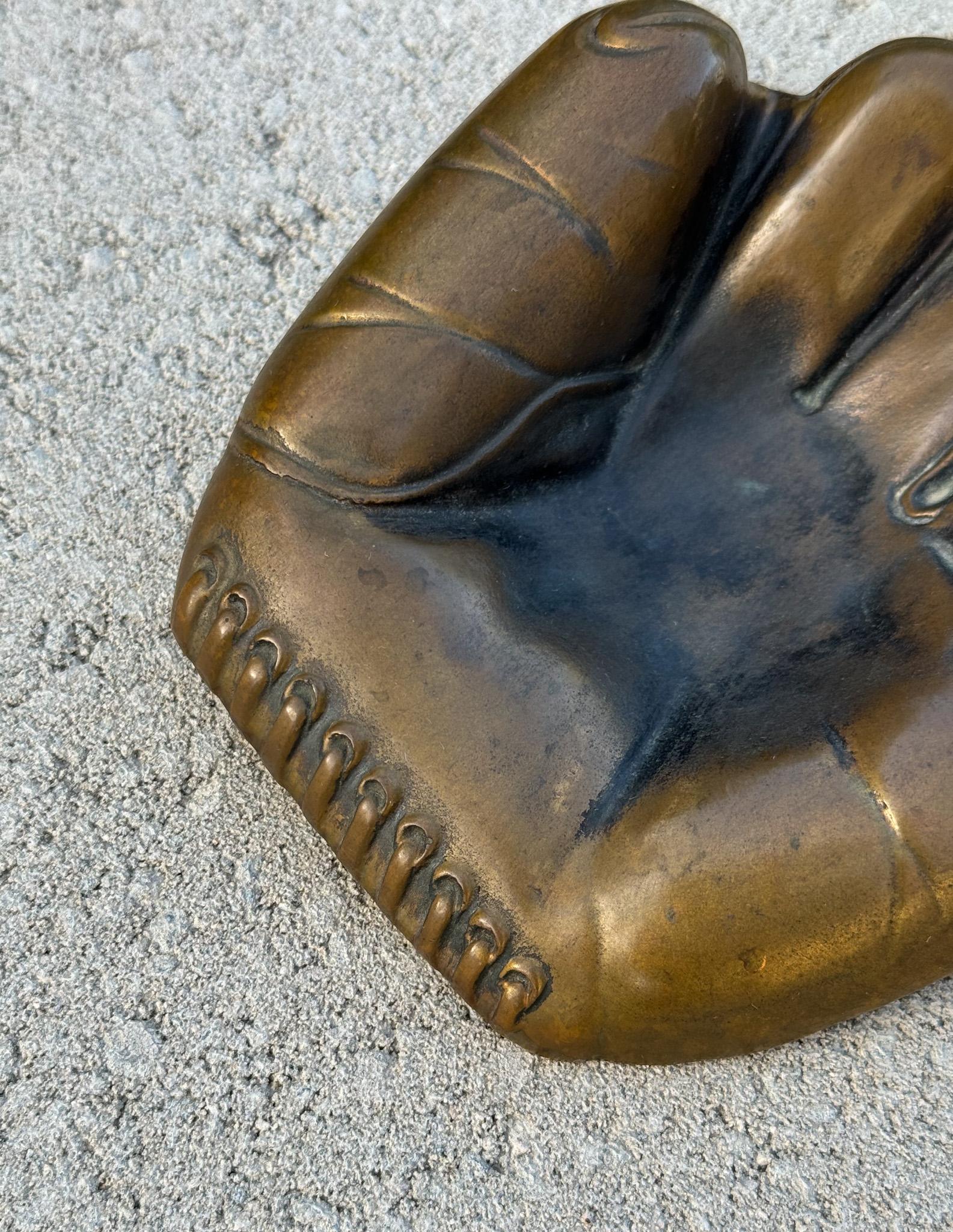 Cenicero de guante de béisbol de bronce original de Russwood, años 40 en venta 1