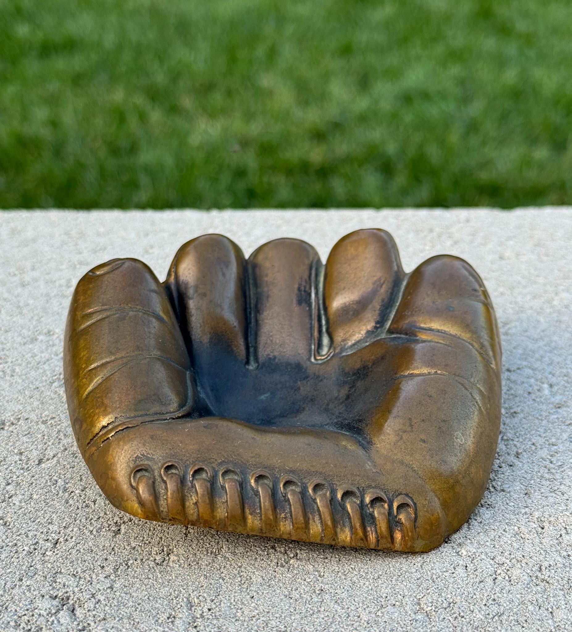 Cenicero de guante de béisbol de bronce original de Russwood, años 40 en venta 2