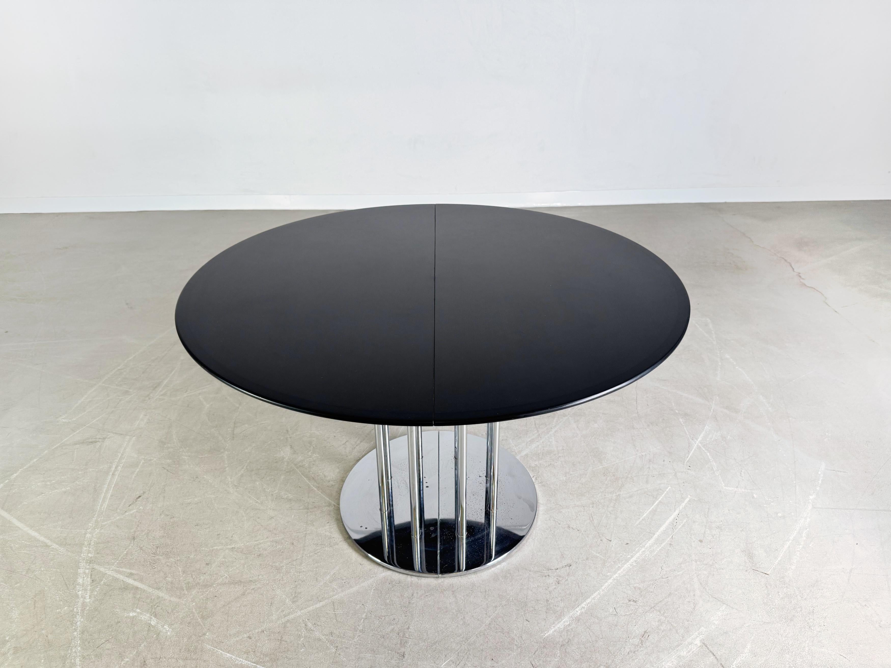 Wir bieten einen sehr seltenen ausziehbaren Design Esstisch von Thonet aus den 1980er Jahren zum Verkauf an. La table se compose d'une magnifique sculpture en relief du bois et d'une structure stable en acier verchromé.

Zustand : Très bon état,