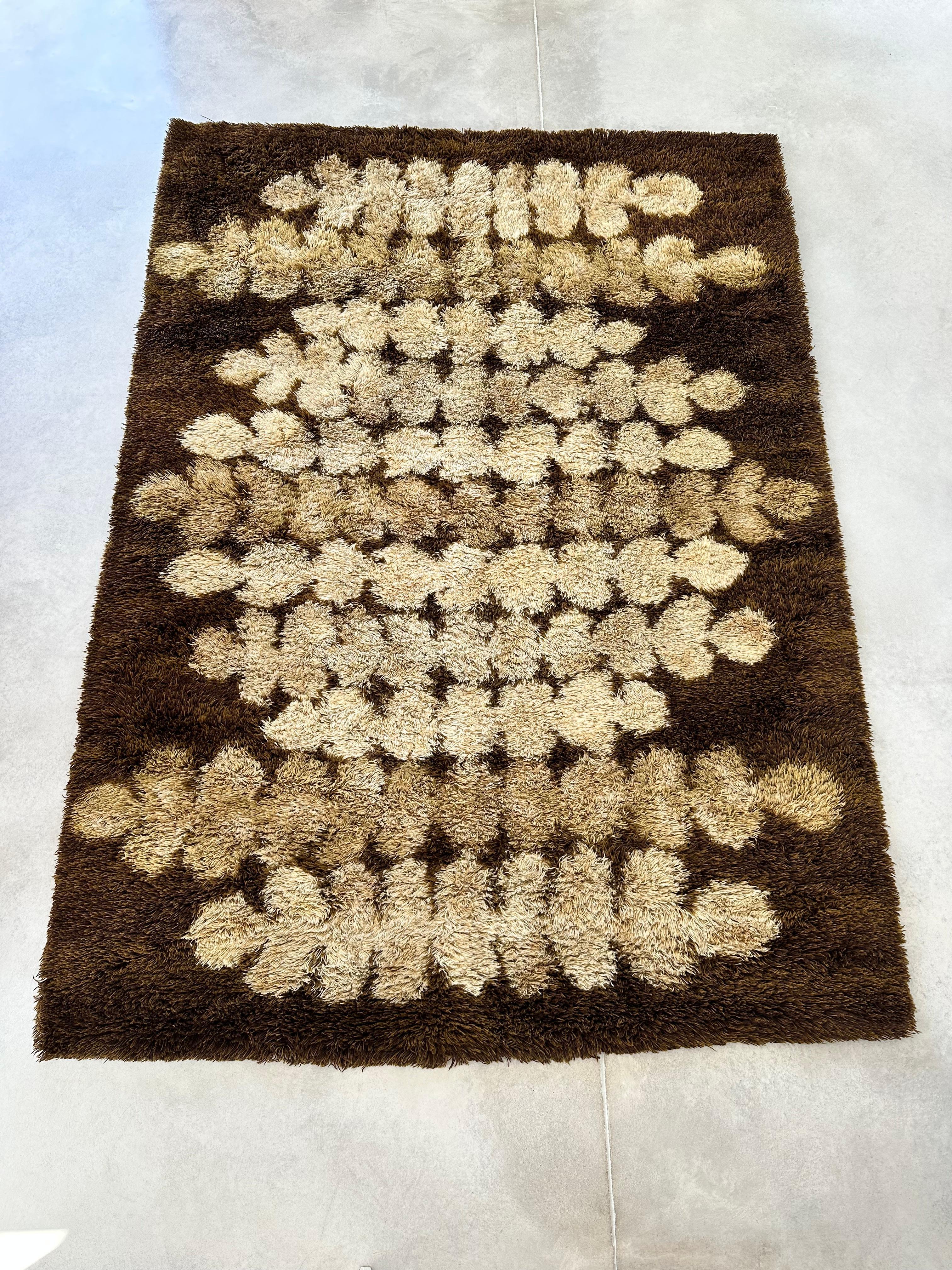 Design Danish Rya rug from the 1970s, 90,5 x 67 inches ( this one is a big size). Made in Denmark. Missing label.

Abstract autumn swirling design with tan, brown, and cream hues.

Good conditions, the carpet has been cleaned (old stains on the