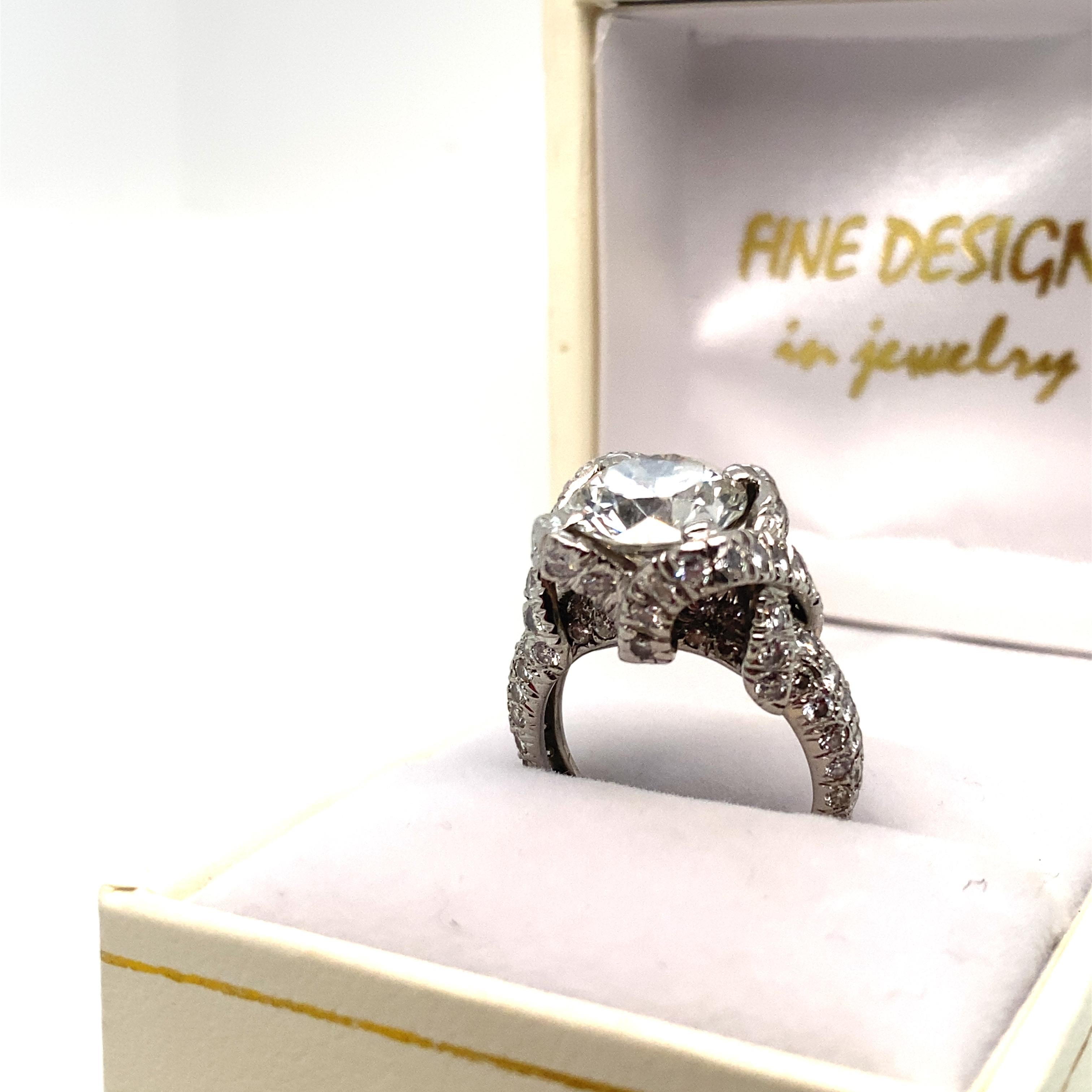 Dieser prächtige Ring stammt aus dem Nachlass von Alfred W. Miles aus New York City. 
 Mr. Miles hat der New Yorker Einzelhandelsszene seinerzeit seinen Stempel aufgedrückt.  Er war Senior Vice President, Schatzmeister und Sekretär von Bonwit