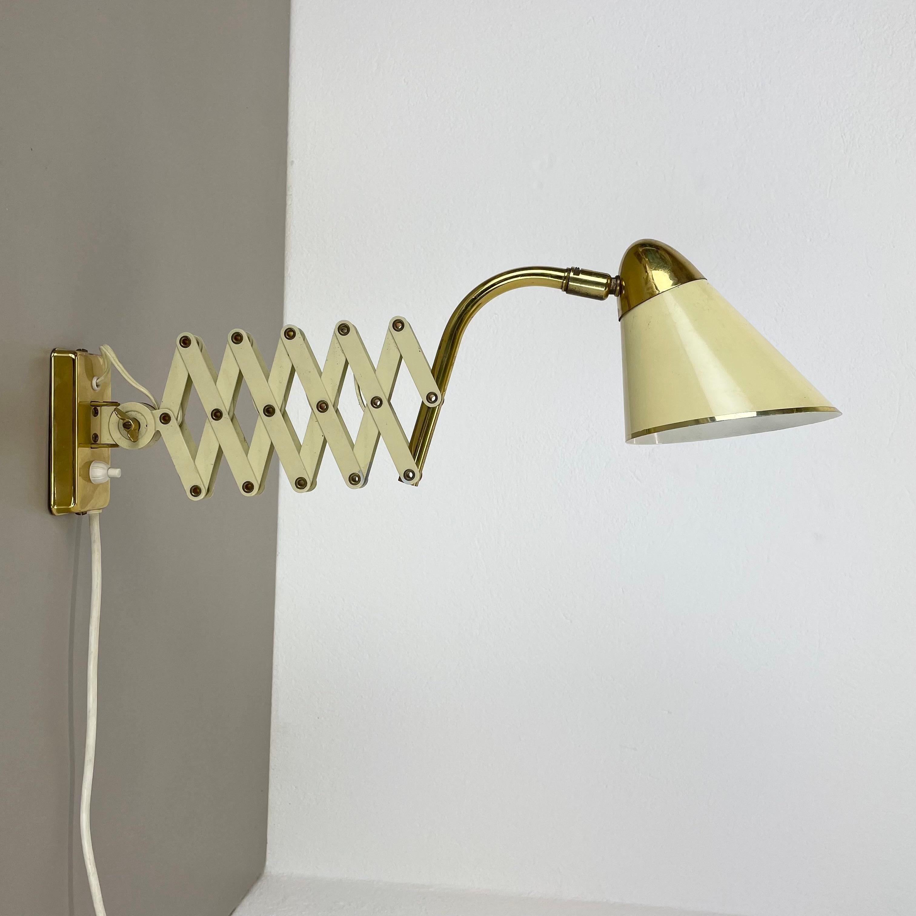 Article:

scissors wall light

Karl Lang, 1950s



Producer:

SIS Leuchten, Germany


Age:

1950s



Description:

This super rare wall light was designed by Karl Lang in the 1950s and produced by the company SIS Leuchten in Germany in the 1950s.