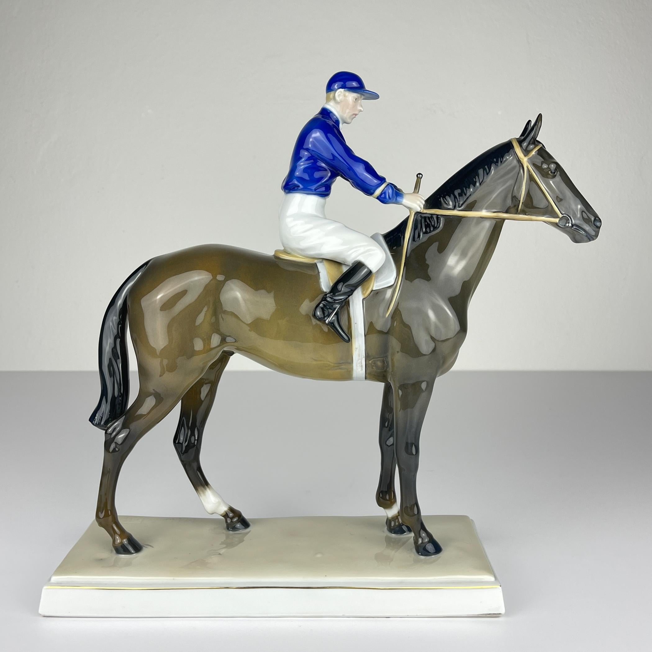 Rarísima estatuilla de porcelana Caballo y jinete de Max Hermann Fritz para Fraureuth Kunstabteilung. Fabricado en Alemania en 1920. Una rara exposición de museo.
Debido a la creciente demanda de figuritas y porcelana decorativa, Fraureuth AG