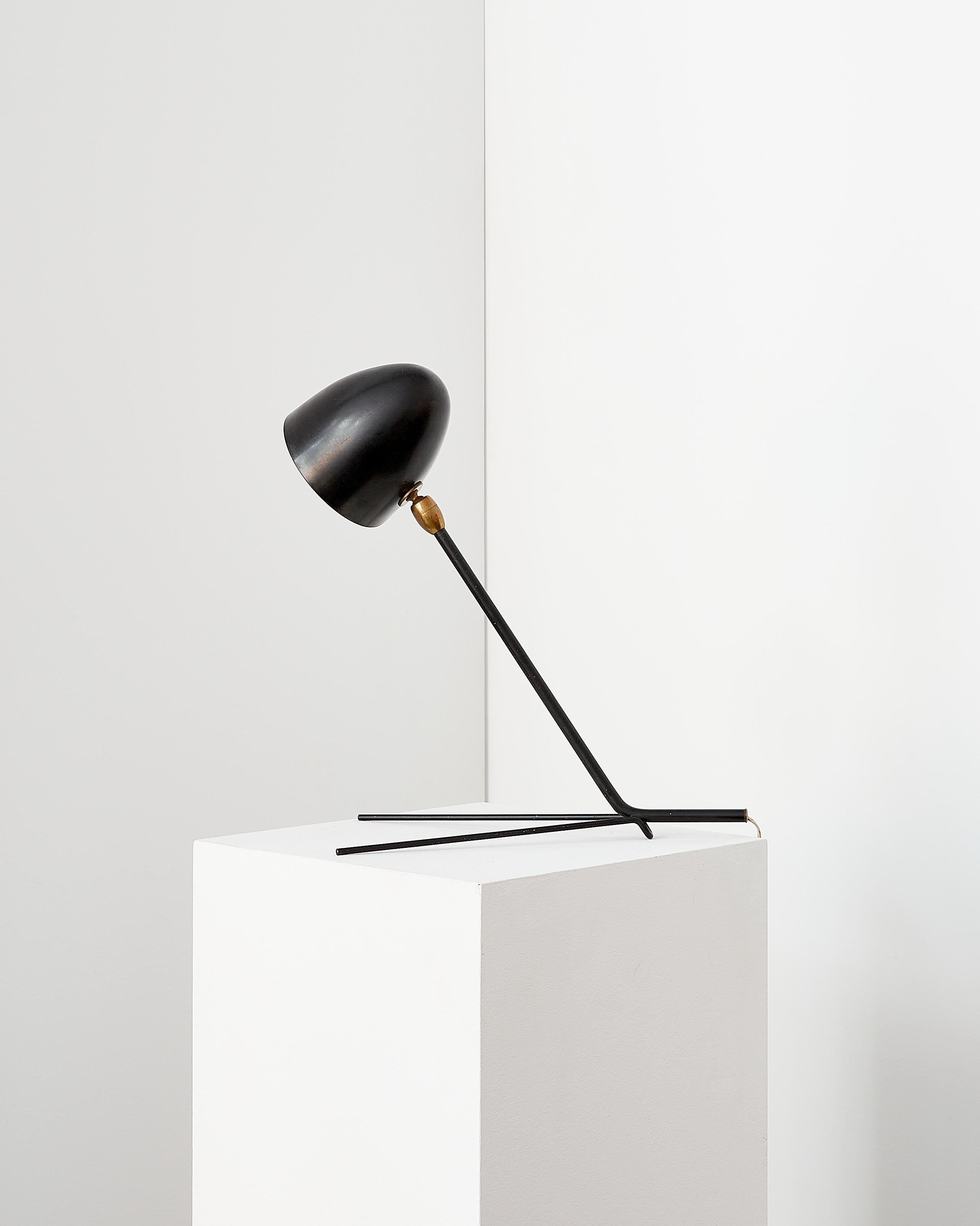 Original Serge Mouille Cocotte table lamp.

Designed in 1957. Completely original, down to the bullet shaped switch, wiring and electrics.

The Cocotte lamp was originally designed for the bedrooms in a young workers’ center in Fonteney. A ring